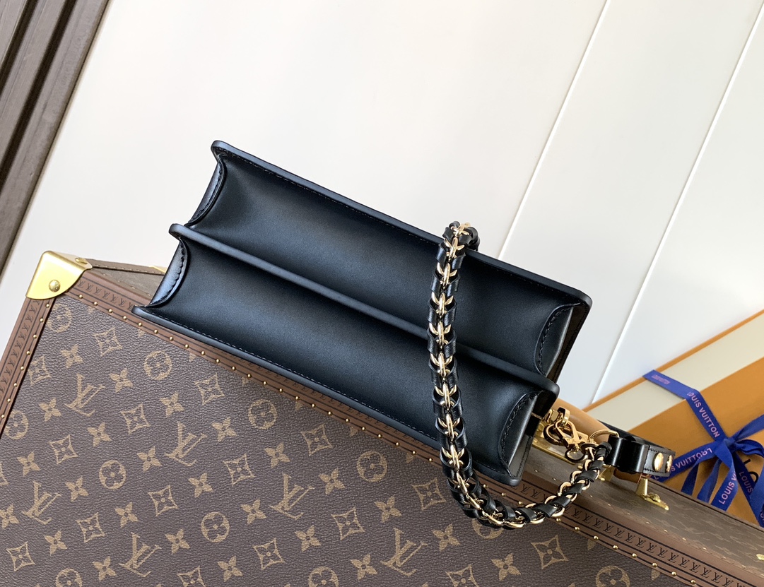 Givenchy /750 达芙妮 定制头层牛皮【M56141黑色 M23635粉色 M23635卡其 大号】M55964黑色M23658粉色 M23558卡其 小Dauphine 手袋家族于 2020 年春夏再添一员：本款 Mini Dauphine 手袋取材 Epi 皮革
