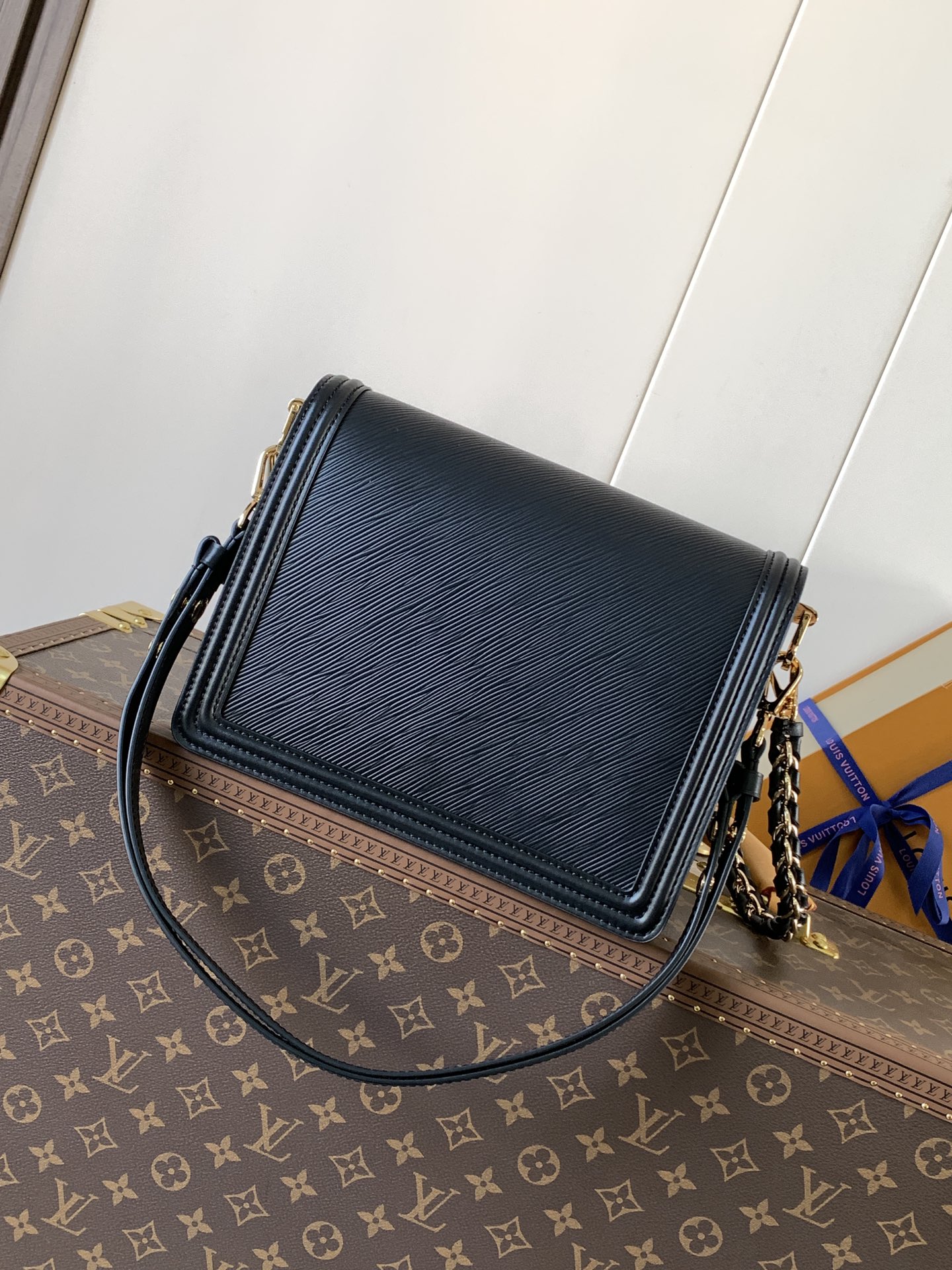 Givenchy /750 达芙妮 定制头层牛皮【M56141黑色 M23635粉色 M23635卡其 大号】M55964黑色M23658粉色 M23558卡其 小Dauphine 手袋家族于 2020 年春夏再添一员：本款 Mini Dauphine 手袋取材 Epi 皮革
