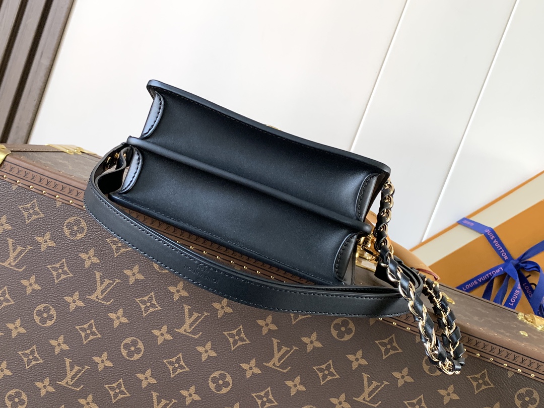 Givenchy /750 达芙妮 定制头层牛皮【M56141黑色 M23635粉色 M23635卡其 大号】M55964黑色M23658粉色 M23558卡其 小Dauphine 手袋家族于 2020 年春夏再添一员：本款 Mini Dauphine 手袋取材 Epi 皮革