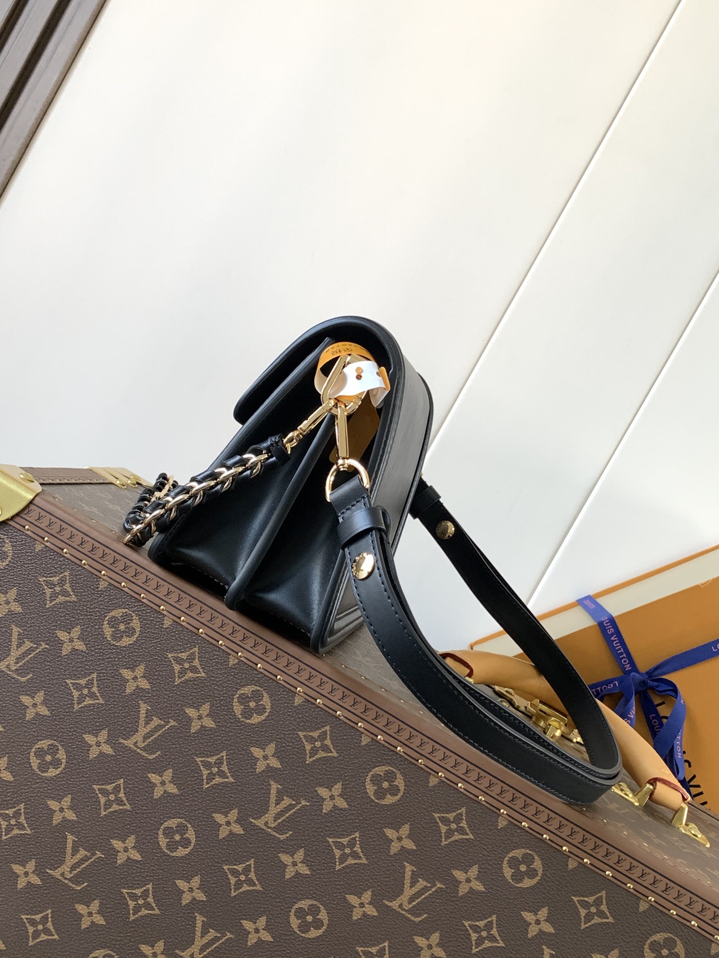 Givenchy /750 达芙妮 定制头层牛皮【M56141黑色 M23635粉色 M23635卡其 大号】M55964黑色M23658粉色 M23558卡其 小Dauphine 手袋家族于 2020 年春夏再添一员：本款 Mini Dauphine 手袋取材 Epi 皮革