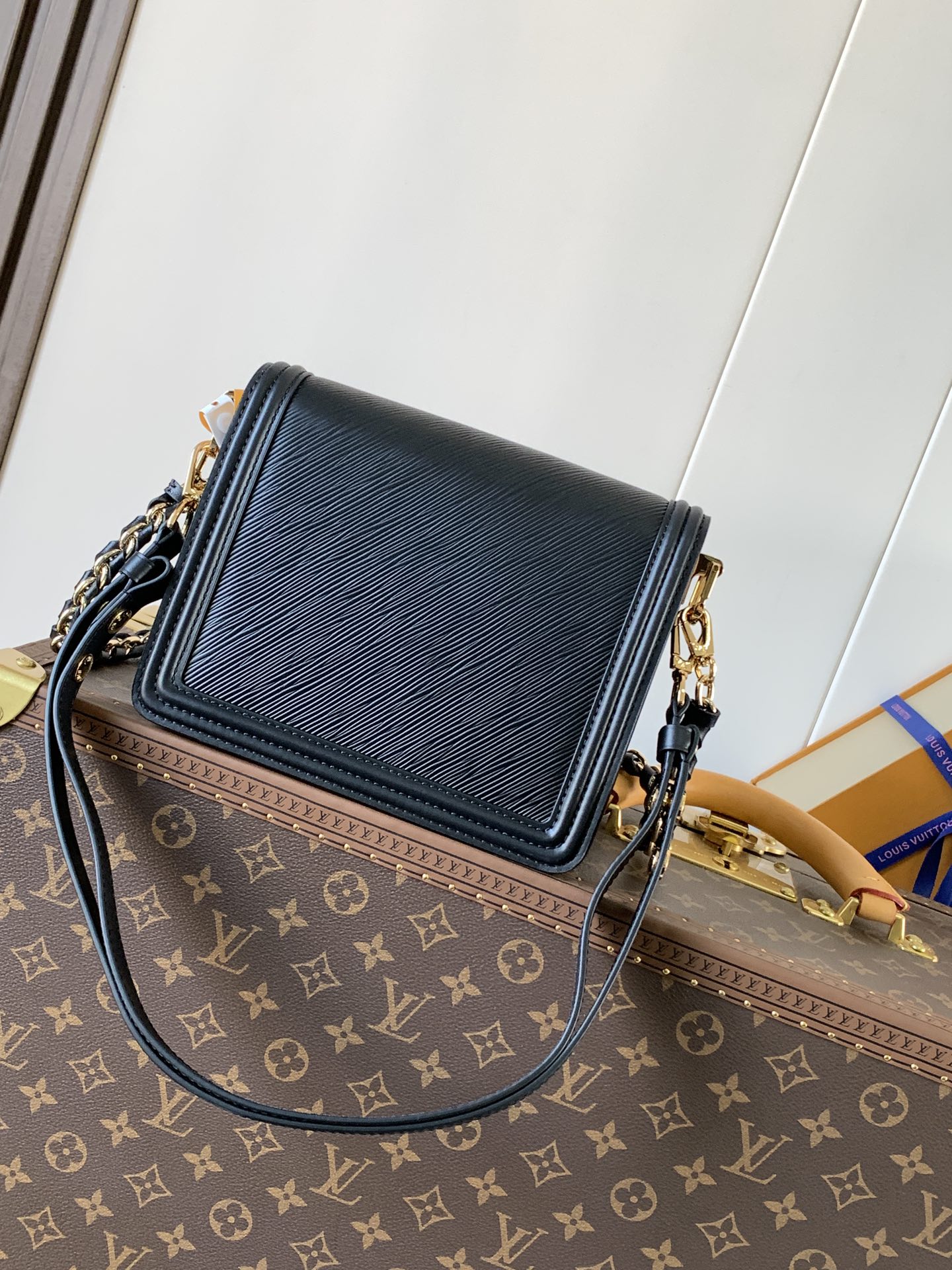 Givenchy /750 达芙妮 定制头层牛皮【M56141黑色 M23635粉色 M23635卡其 大号】M55964黑色M23658粉色 M23558卡其 小Dauphine 手袋家族于 2020 年春夏再添一员：本款 Mini Dauphine 手袋取材 Epi 皮革