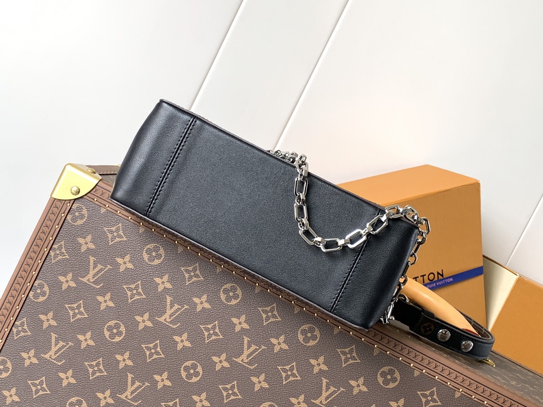 顶级原单,变码芯片M13450
本款 Dauphine Soft 中号手袋为亮泽皮革勾勒 Monogra