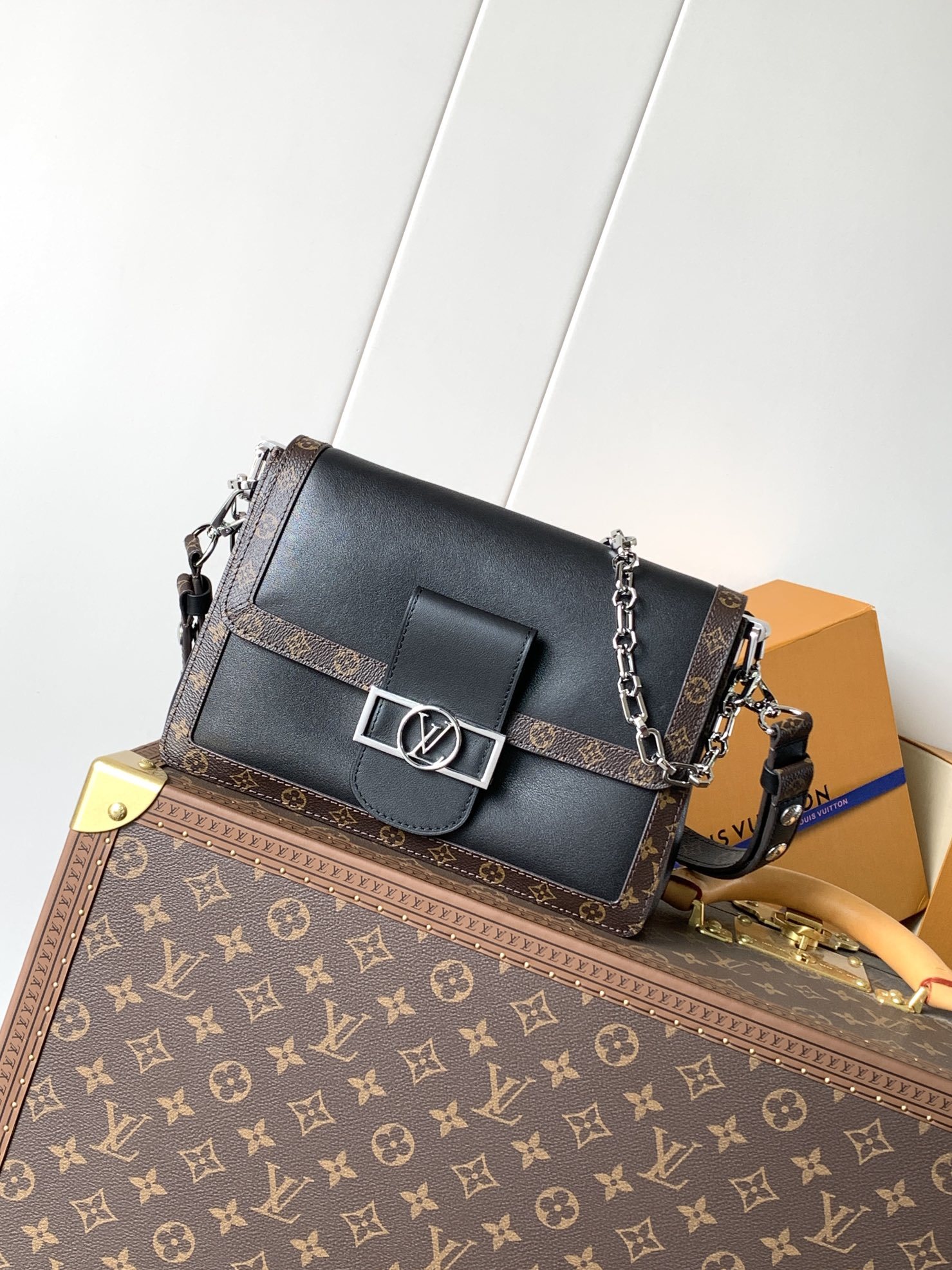 顶级原单,变码芯片M13450
本款 Dauphine Soft 中号手袋为亮泽皮革勾勒 Monogra