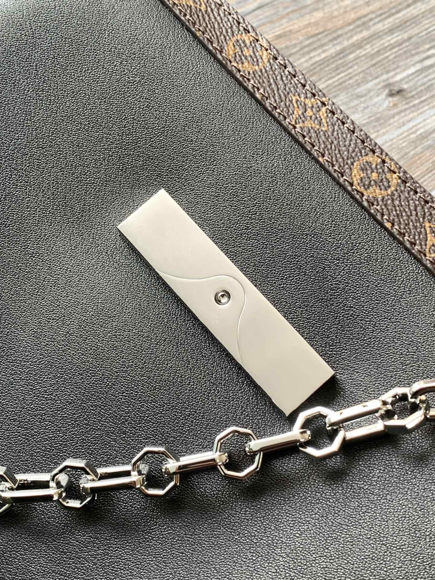 顶级原单,变码芯片M13450
本款 Dauphine Soft 中号手袋为亮泽皮革勾勒 Monogra
