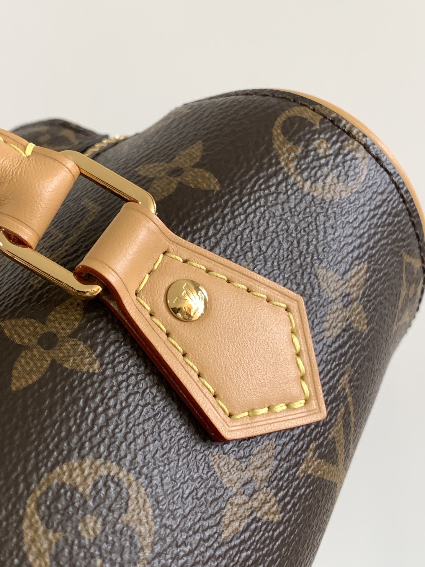 顶级原单,变码芯片M13226
本款 Nano Speedy 手袋选用品牌经典 Monogram Emp