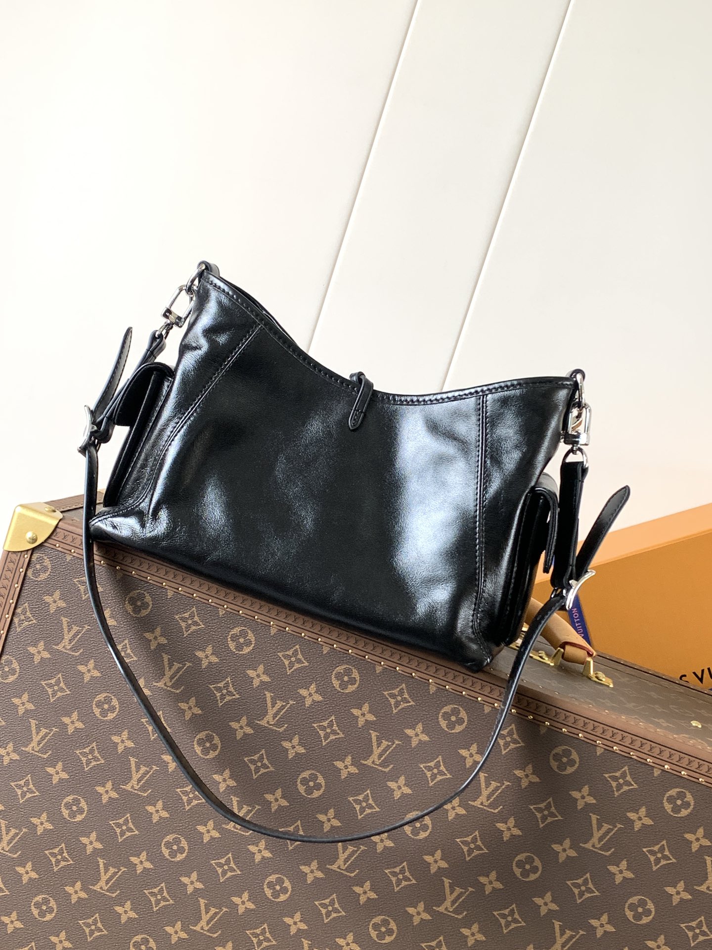 顶级原单，变码芯片M24861
本款 CarryAll Cargo 小号手袋以柔软羊皮革呈现时尚微皱效果