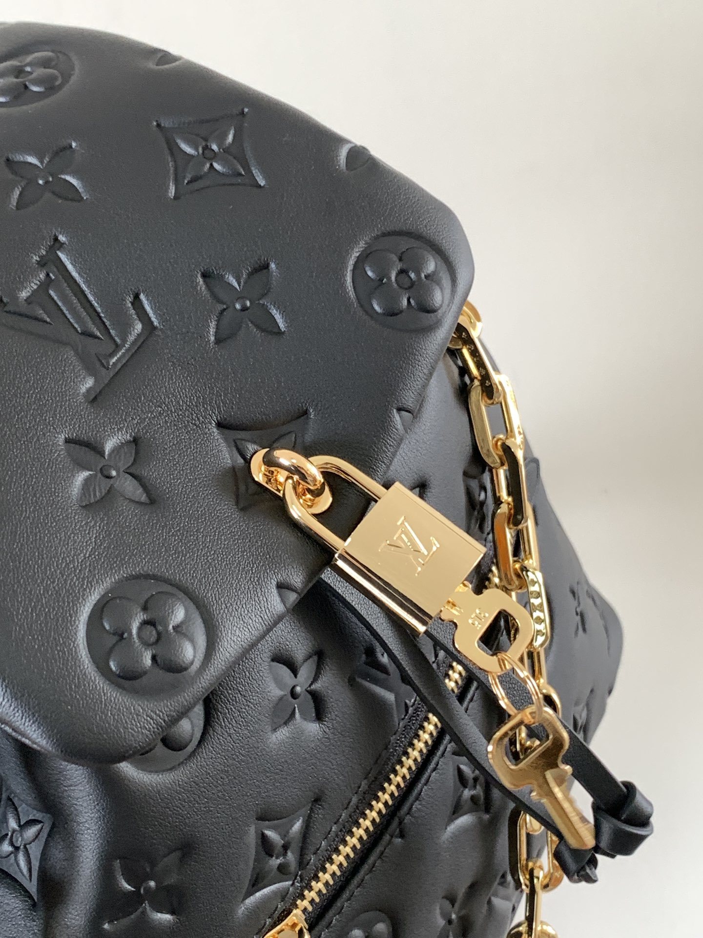 顶级原单,变码芯片
M13357黑色 M13358卡其
Coussin Backpack 小号手袋以双肩