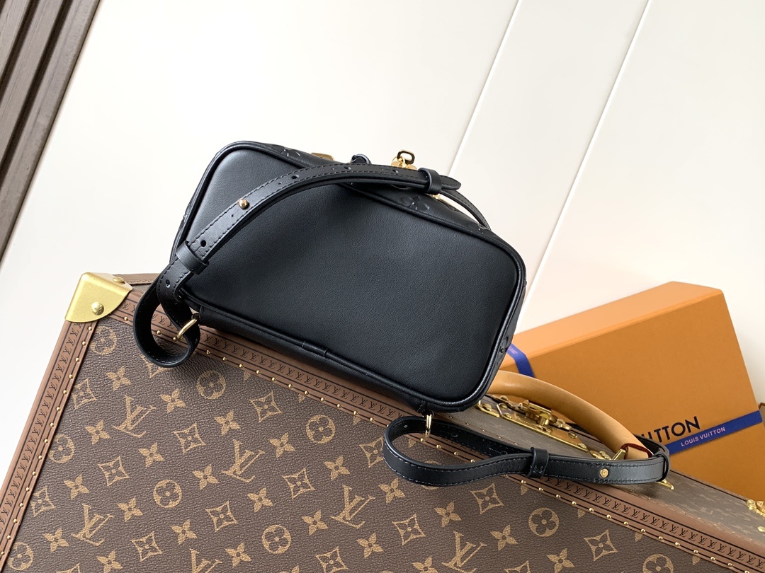 顶级原单,变码芯片
M13357黑色 M13358卡其
Coussin Backpack 小号手袋以双肩