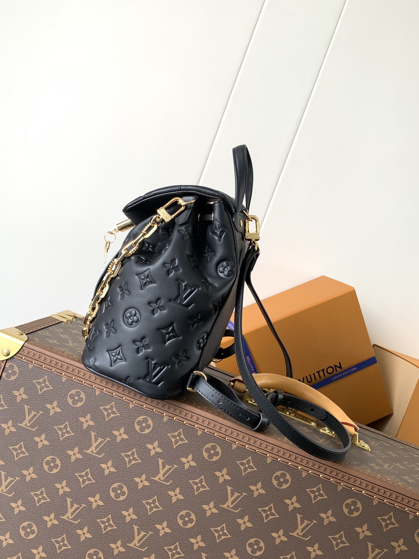 顶级原单,变码芯片
M13357黑色 M13358卡其
Coussin Backpack 小号手袋以双肩