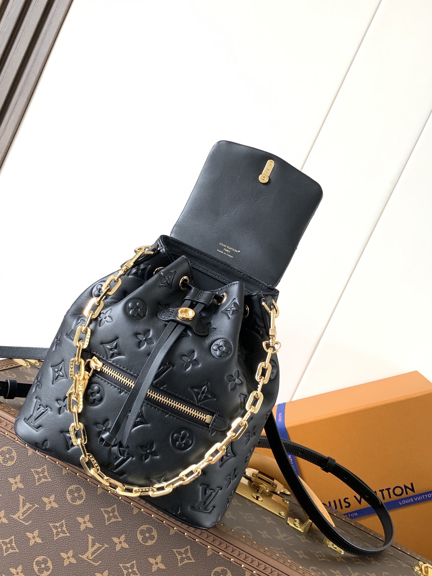 顶级原单,变码芯片
M13357黑色 M13358卡其
Coussin Backpack 小号手袋以双肩