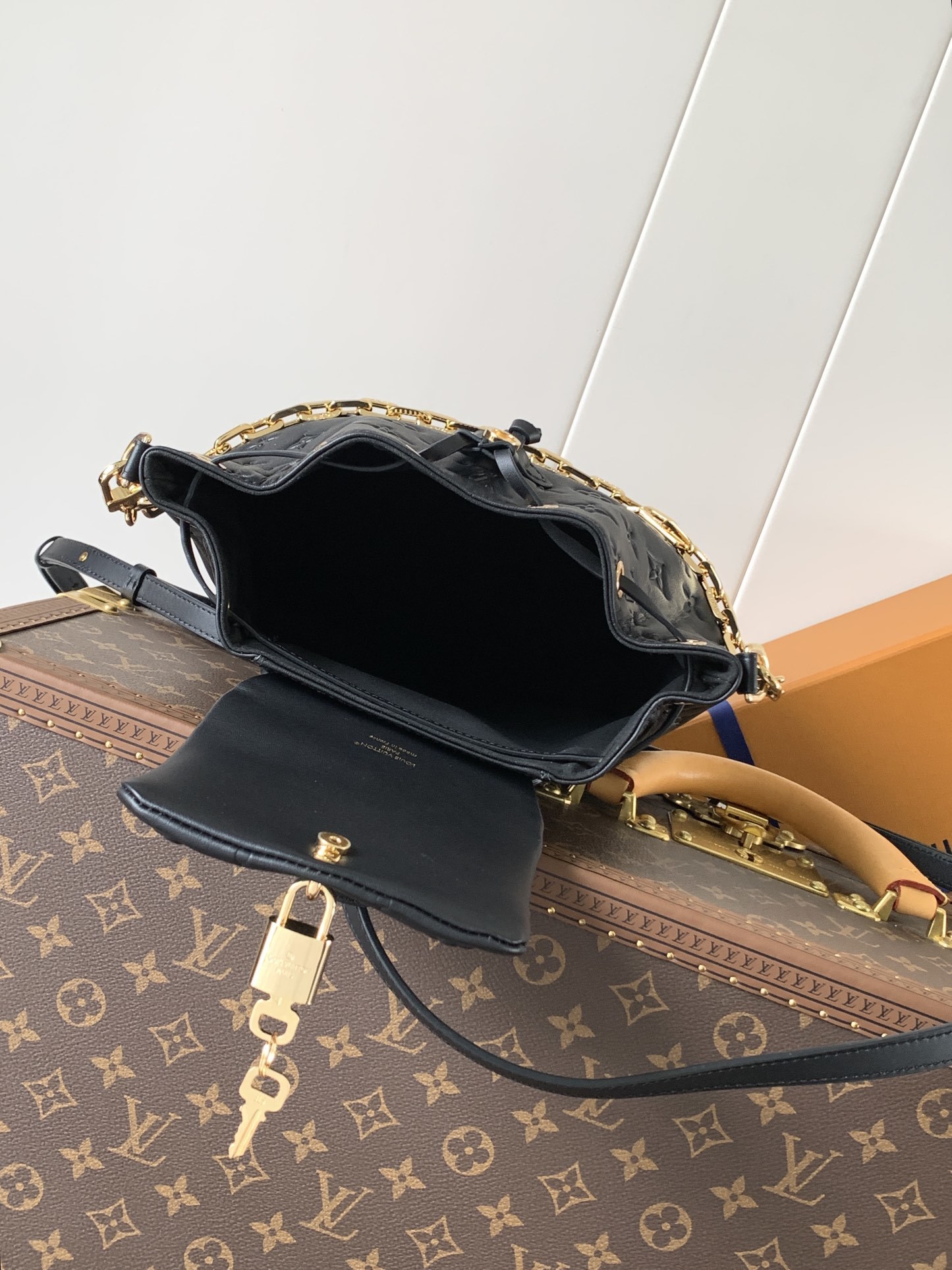 顶级原单,变码芯片
M13357黑色 M13358卡其
Coussin Backpack 小号手袋以双肩