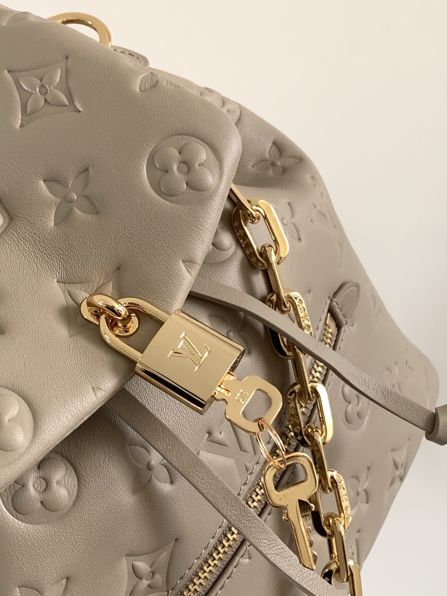 顶级原单,变码芯片
M13357黑色 M13358卡其
Coussin Backpack 小号手袋以双肩