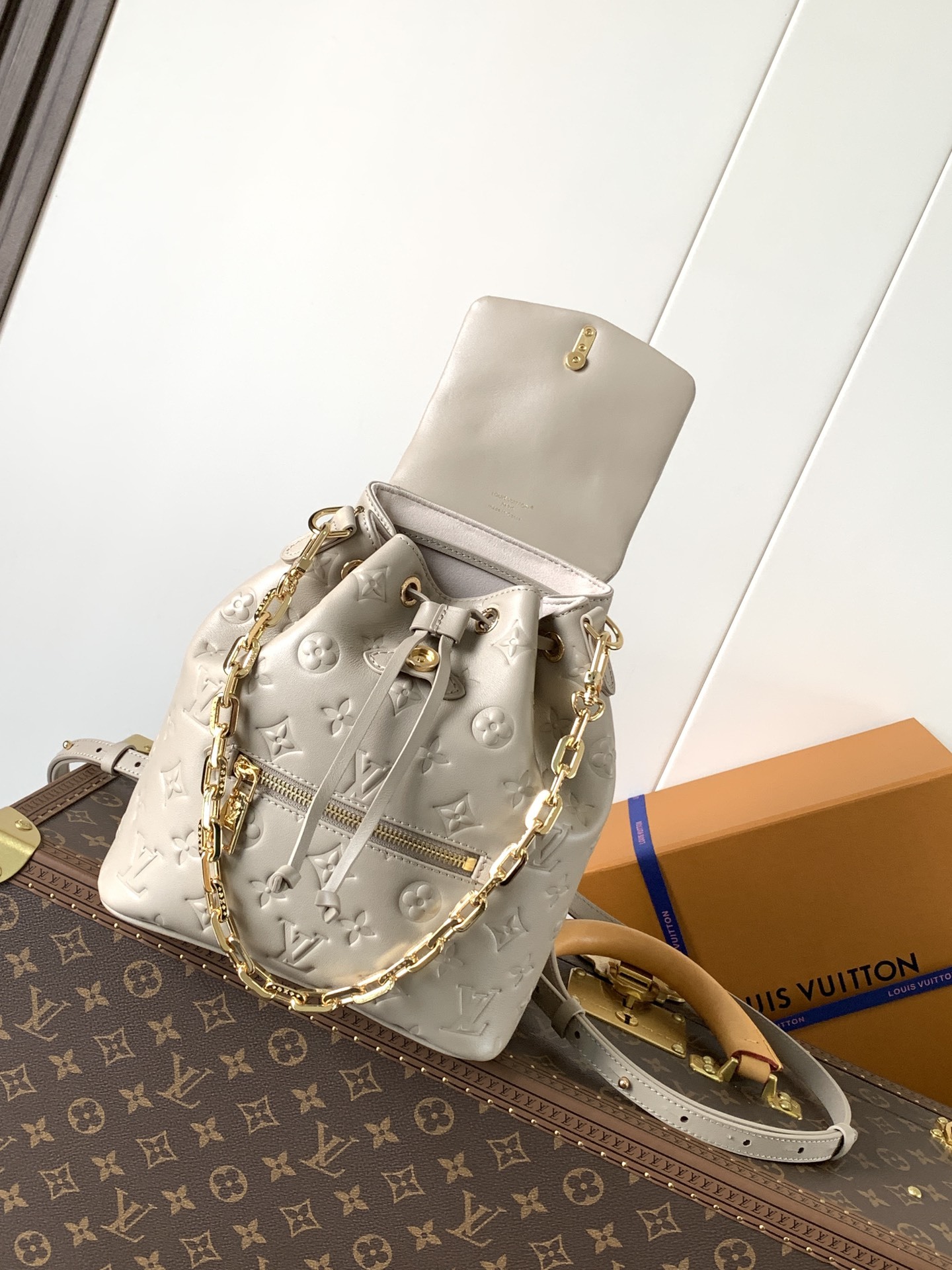 顶级原单,变码芯片
M13357黑色 M13358卡其
Coussin Backpack 小号手袋以双肩
