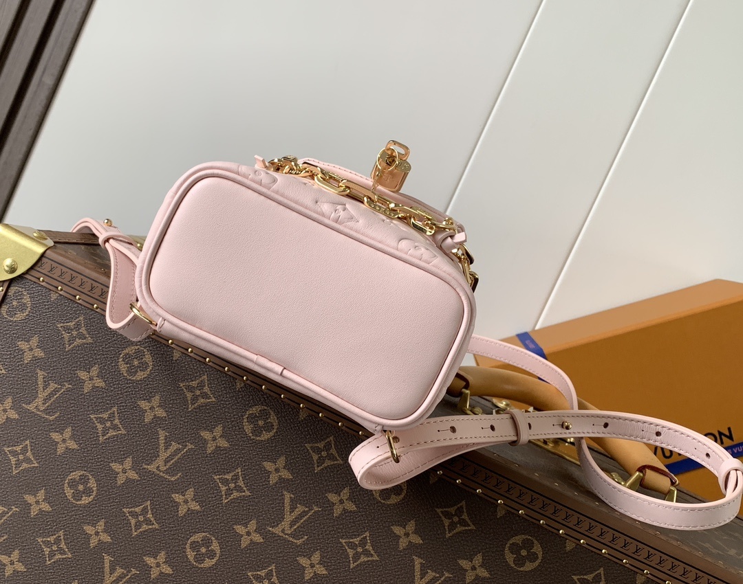 顶级原单,变码芯片
M13389粉色 M13387黑色
Coussin Backpack 迷你手袋以 M