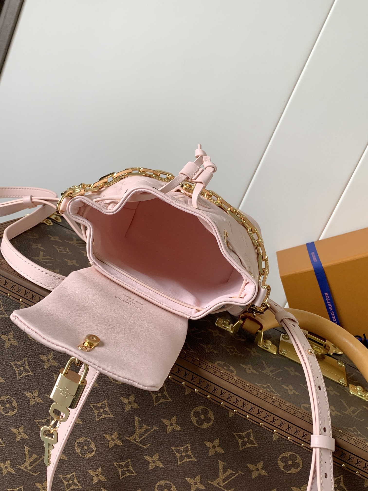 顶级原单,变码芯片
M13389粉色 M13387黑色
Coussin Backpack 迷你手袋以 M