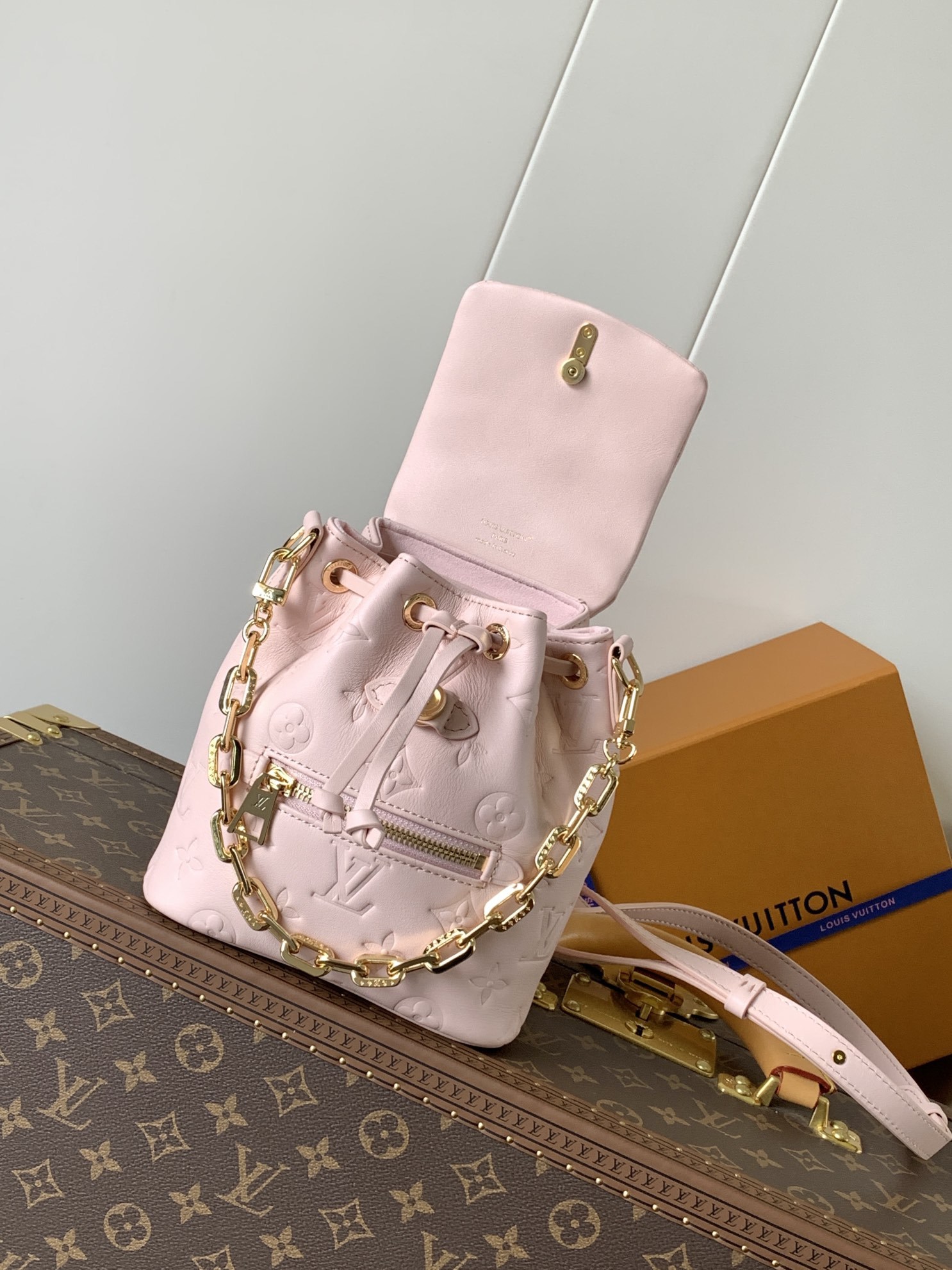 顶级原单,变码芯片
M13389粉色 M13387黑色
Coussin Backpack 迷你手袋以 M