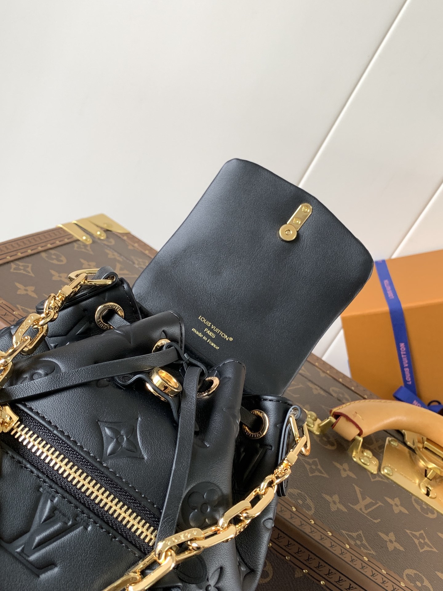 顶级原单,变码芯片
M13389粉色 M13387黑色
Coussin Backpack 迷你手袋以 M