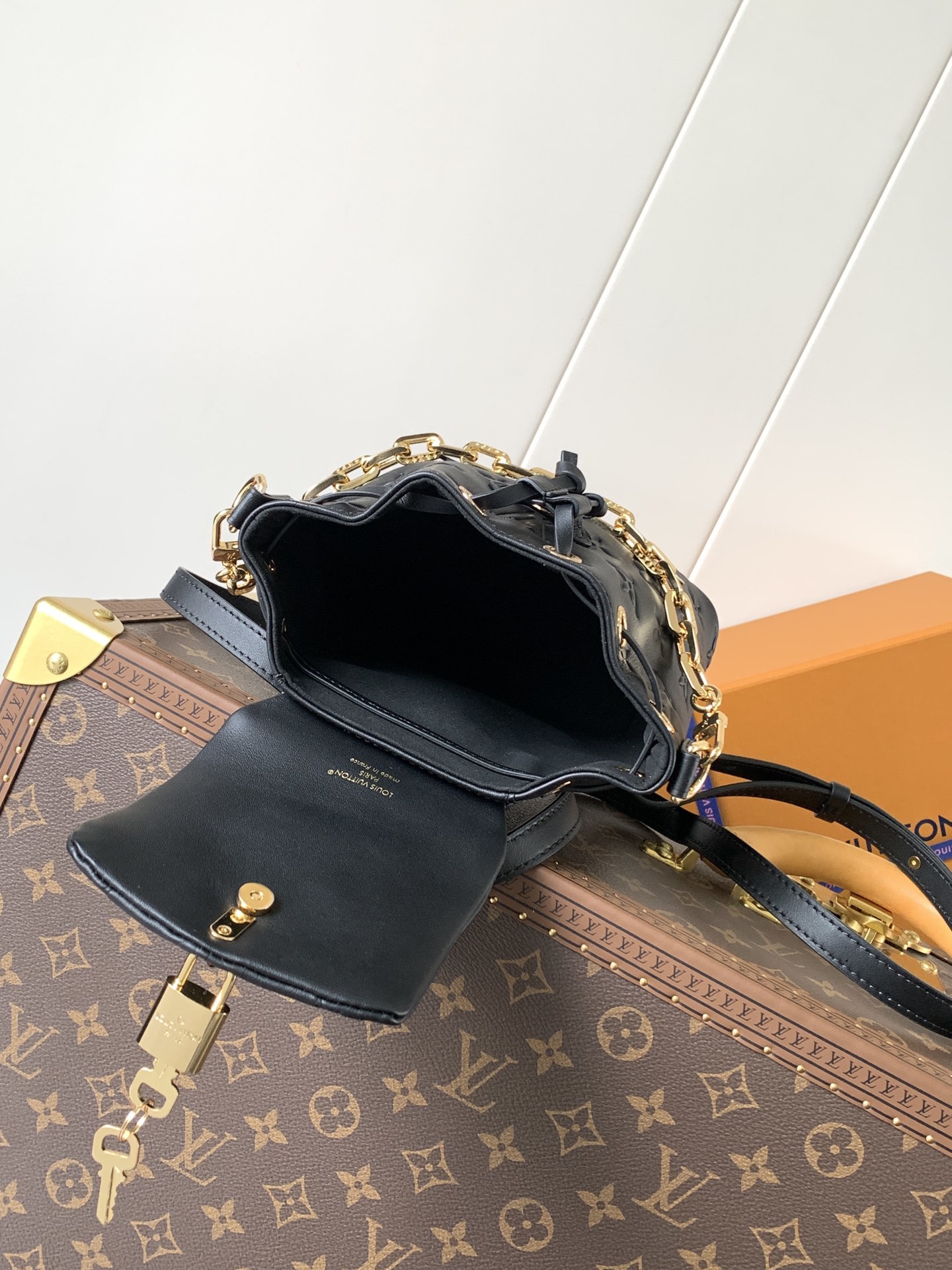 顶级原单,变码芯片
M13389粉色 M13387黑色
Coussin Backpack 迷你手袋以 M