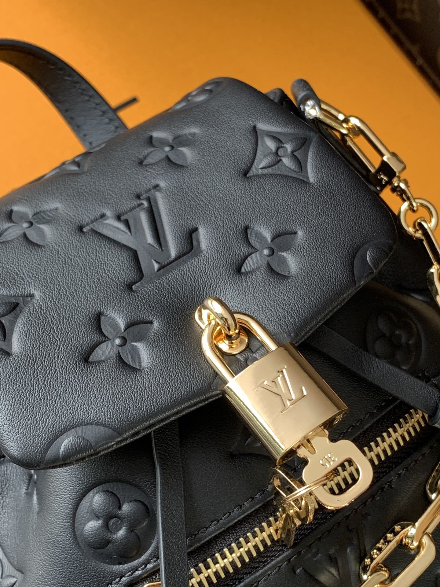 顶级原单,变码芯片
M13389粉色 M13387黑色
Coussin Backpack 迷你手袋以 M