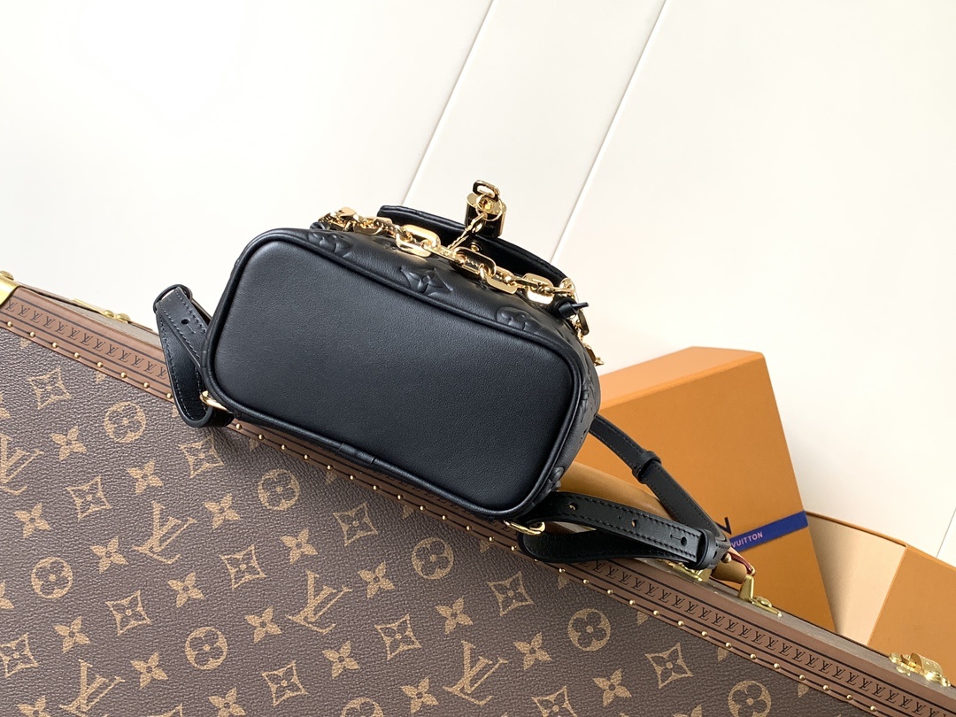 顶级原单,变码芯片
M13389粉色 M13387黑色
Coussin Backpack 迷你手袋以 M