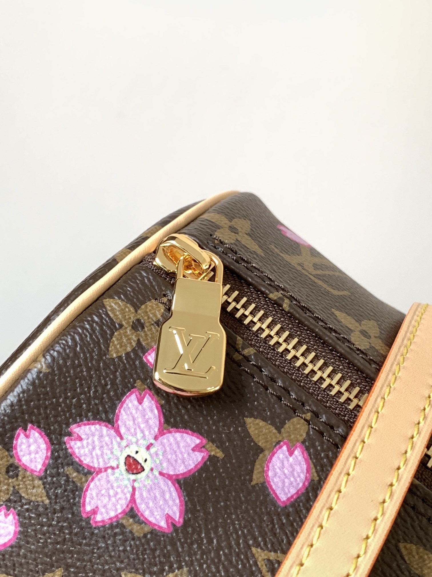 顶级原单,变码芯片M13097
本款 Papillon 手袋以 Monogram 涂层帆布和皮革饰边塑造