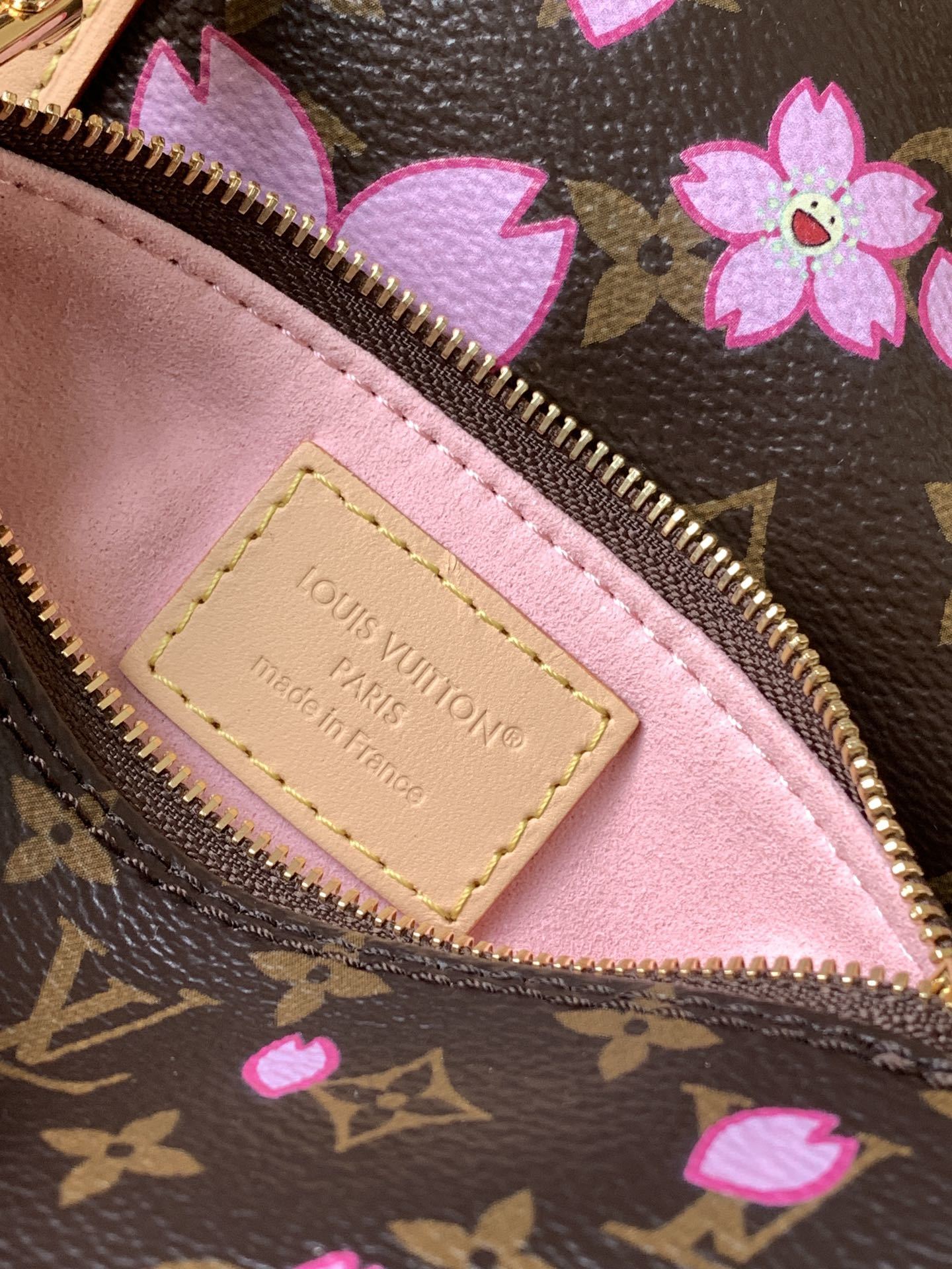 顶级原单,变码芯片M13097
本款 Papillon 手袋以 Monogram 涂层帆布和皮革饰边塑造
