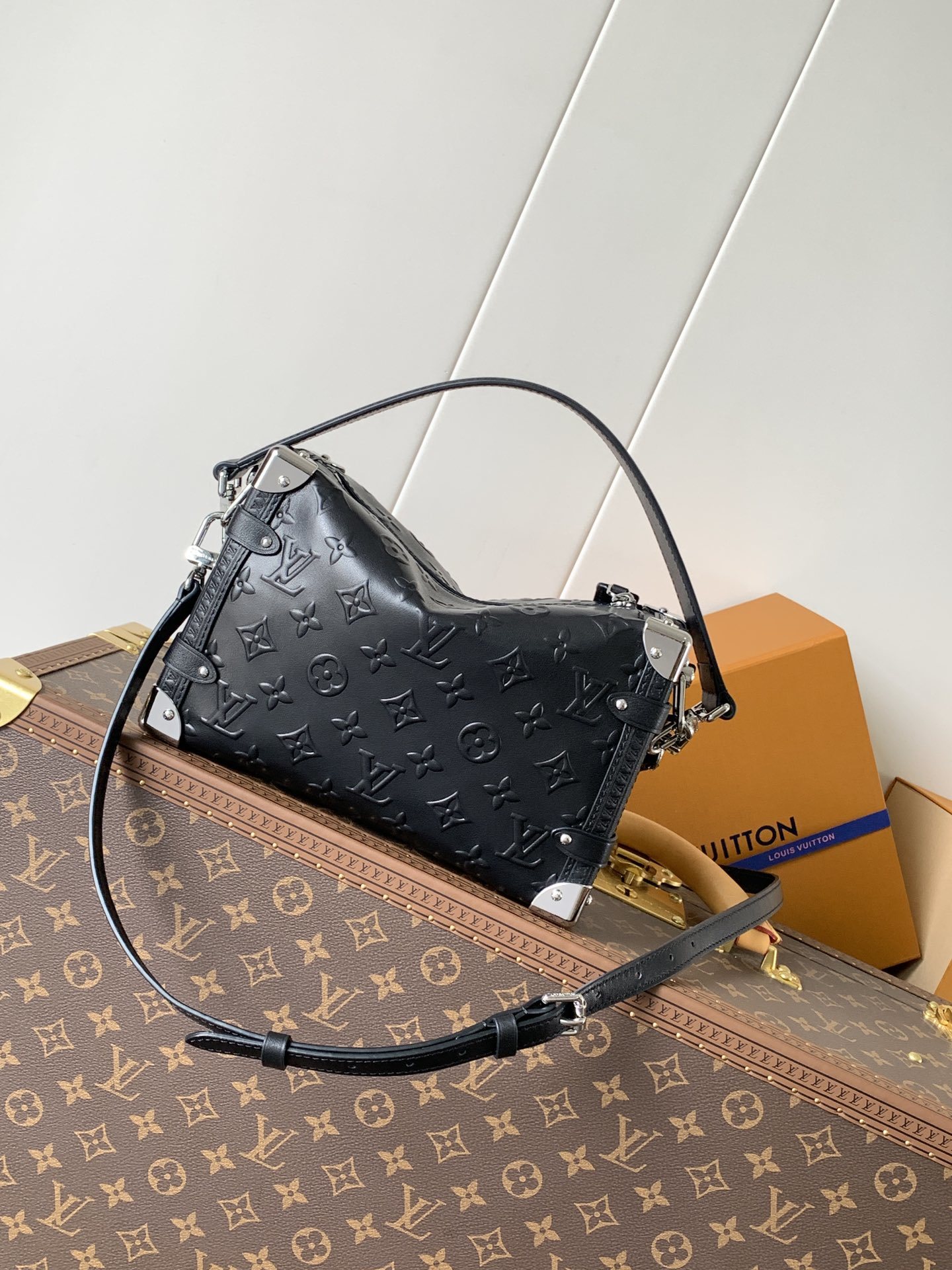 顶级原单,变码芯片M14572
本款 Side Trunk 中号手袋出自 Monogram Bold 系