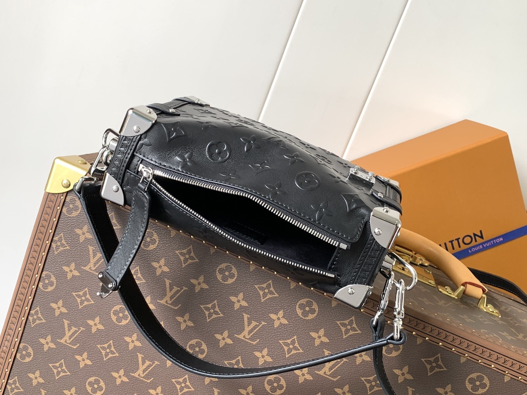 顶级原单,变码芯片M14572
本款 Side Trunk 中号手袋出自 Monogram Bold 系