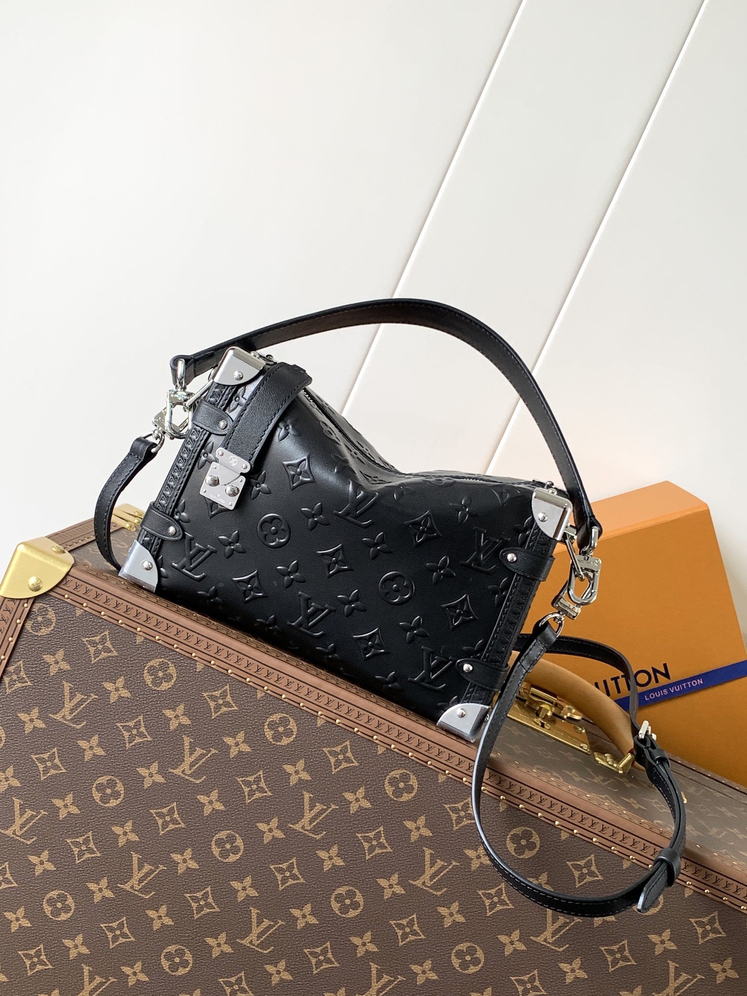 顶级原单,变码芯片M14572
本款 Side Trunk 中号手袋出自 Monogram Bold 系