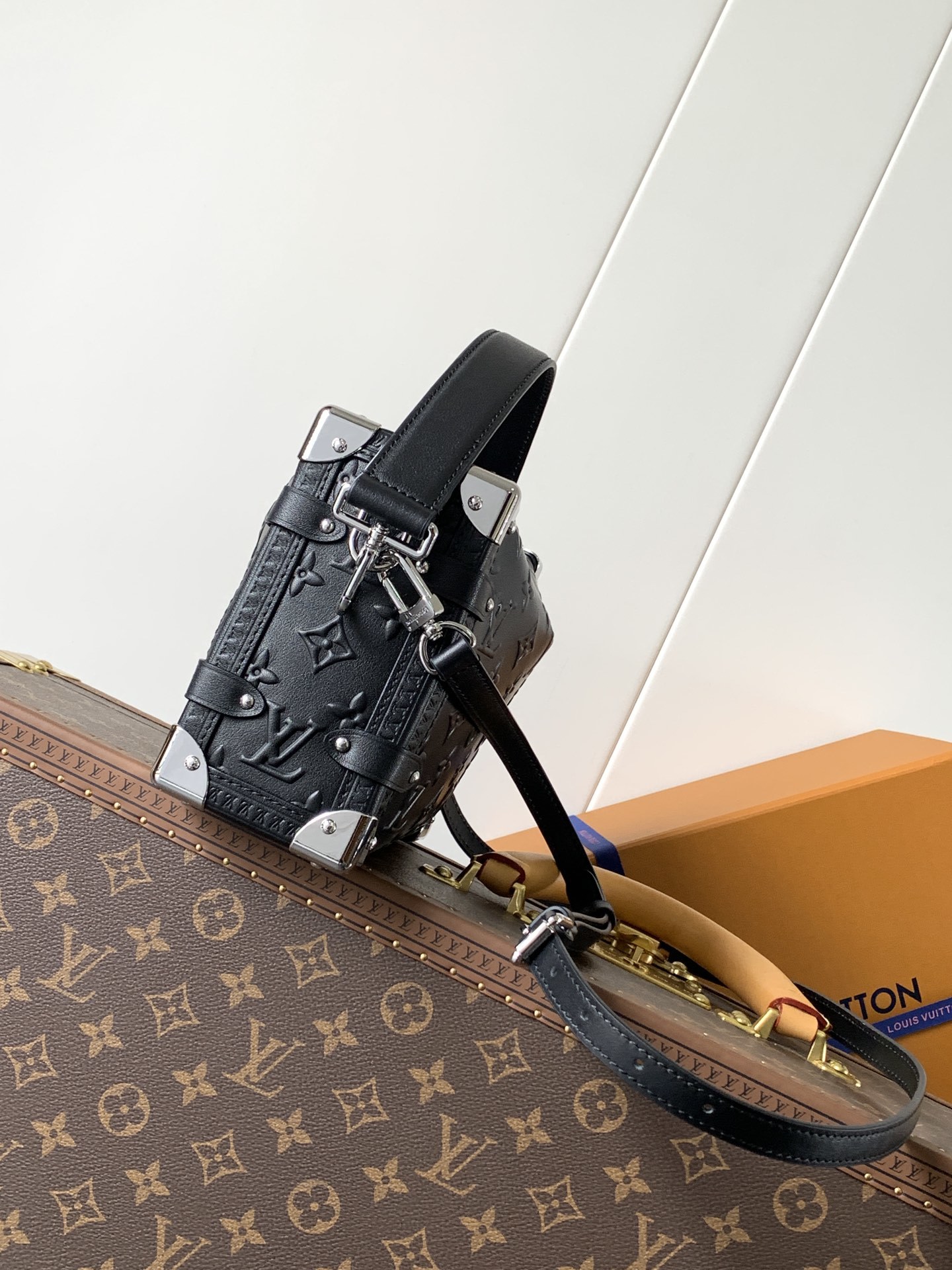 顶级原单,变码芯片M14572
本款 Side Trunk 中号手袋出自 Monogram Bold 系