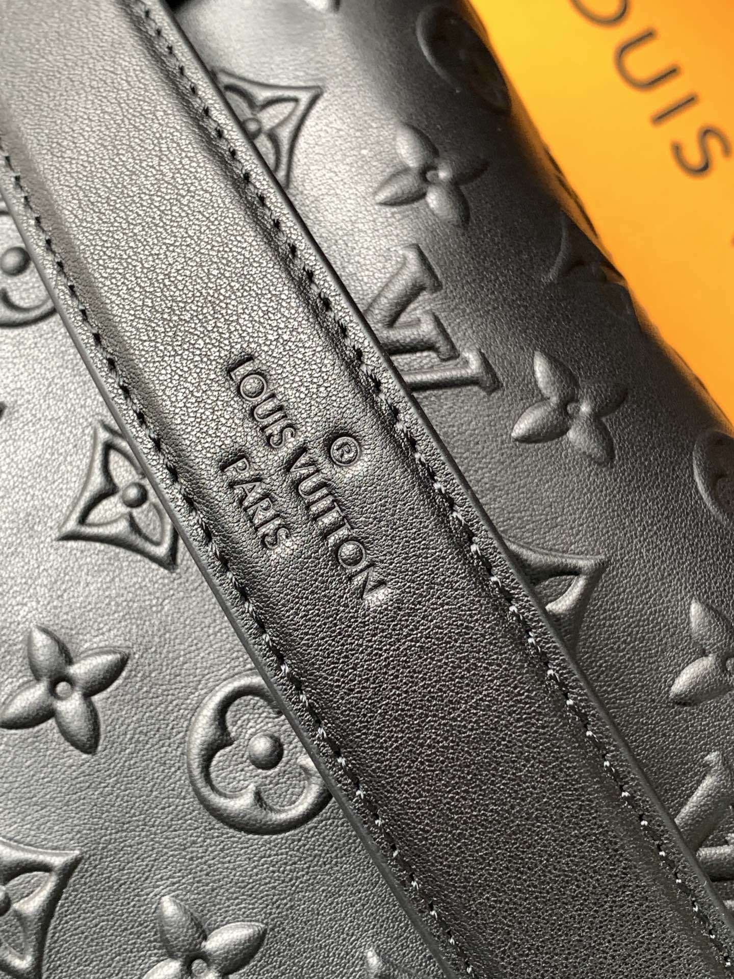 顶级原单,变码芯片M14572
本款 Side Trunk 中号手袋出自 Monogram Bold 系