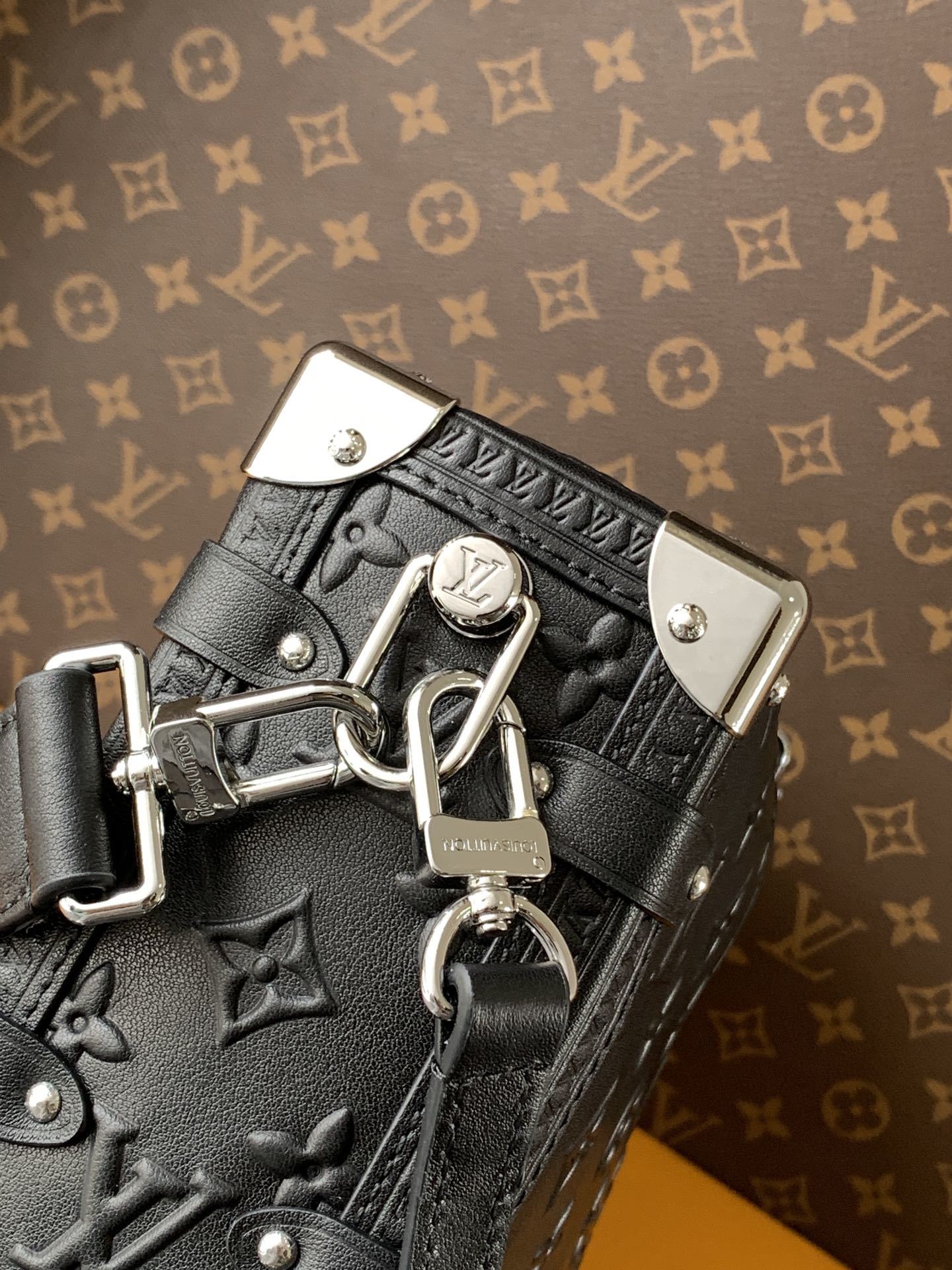 顶级原单,变码芯片M14572
本款 Side Trunk 中号手袋出自 Monogram Bold 系
