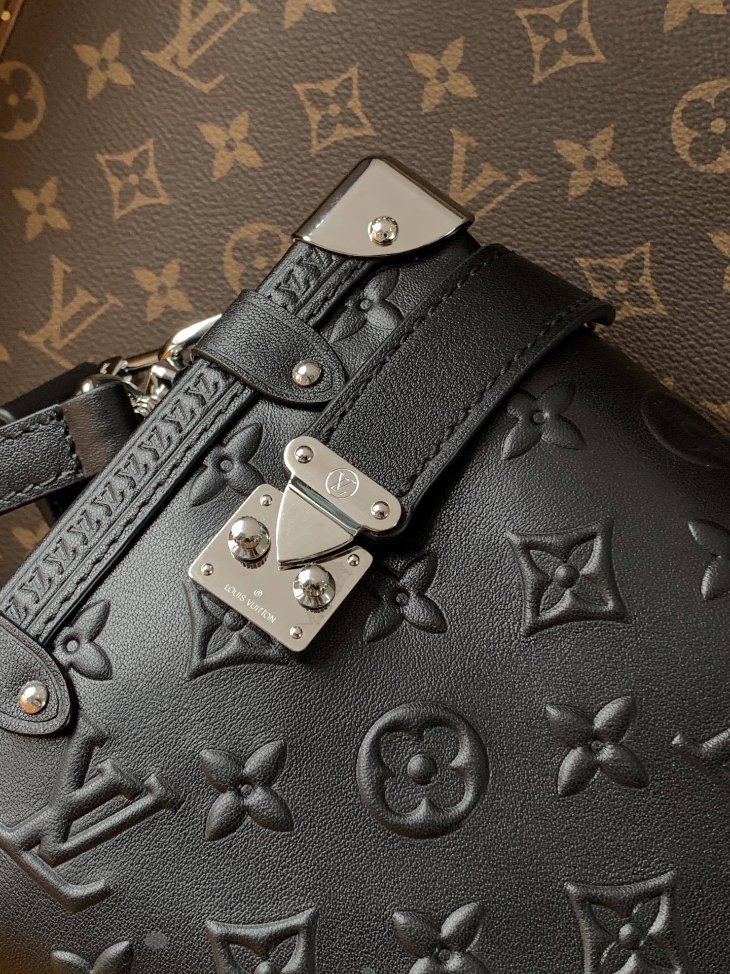 顶级原单,变码芯片M14572
本款 Side Trunk 中号手袋出自 Monogram Bold 系