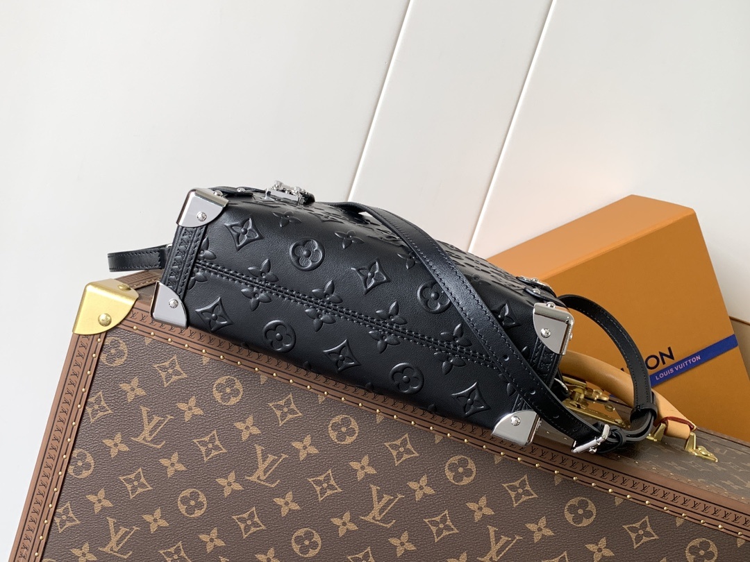 顶级原单,变码芯片M14572
本款 Side Trunk 中号手袋出自 Monogram Bold 系