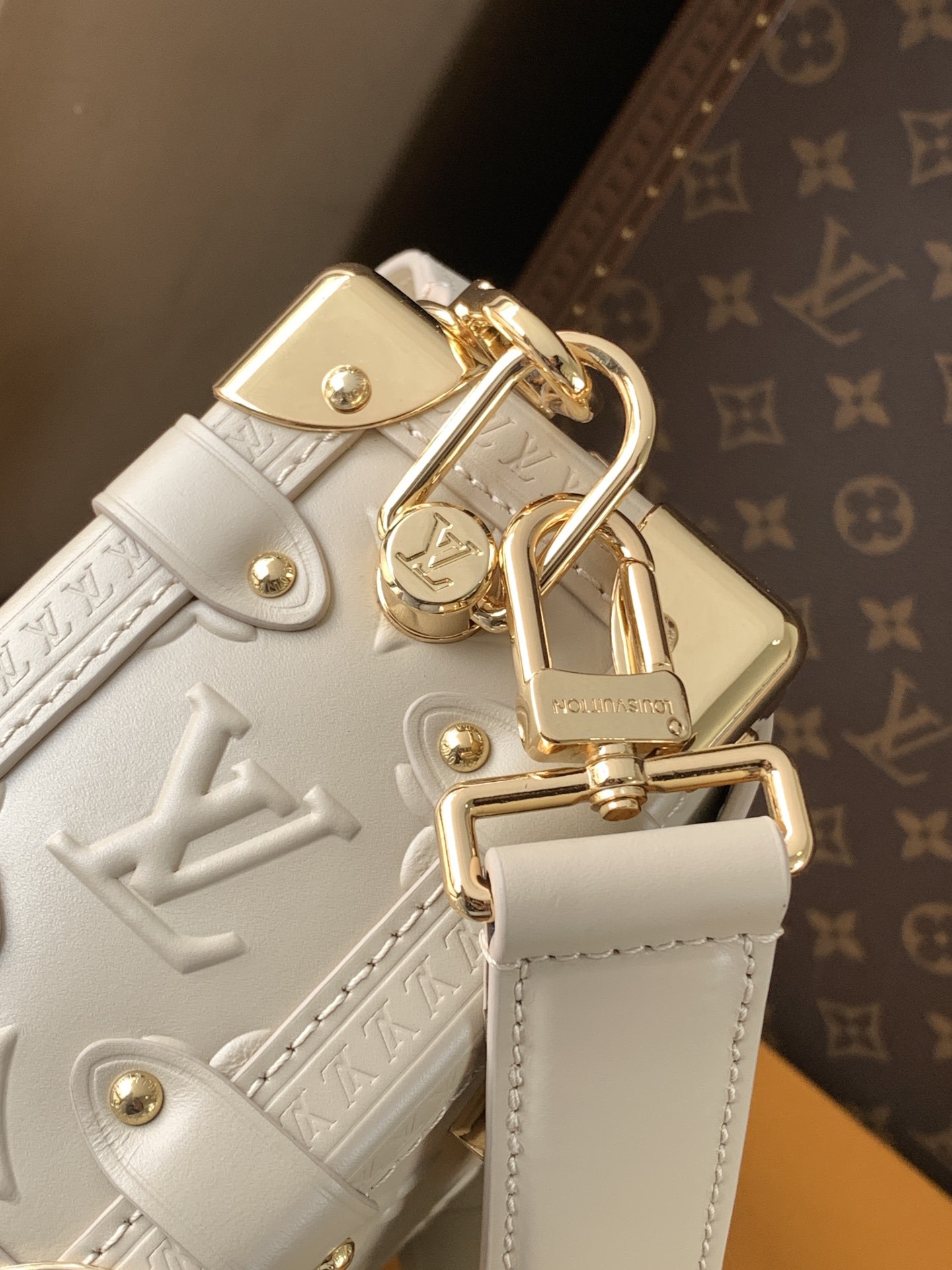 顶级原单,变码芯片M14571
本款 Side Trunk 中号手袋出自 Monogram Bold 系