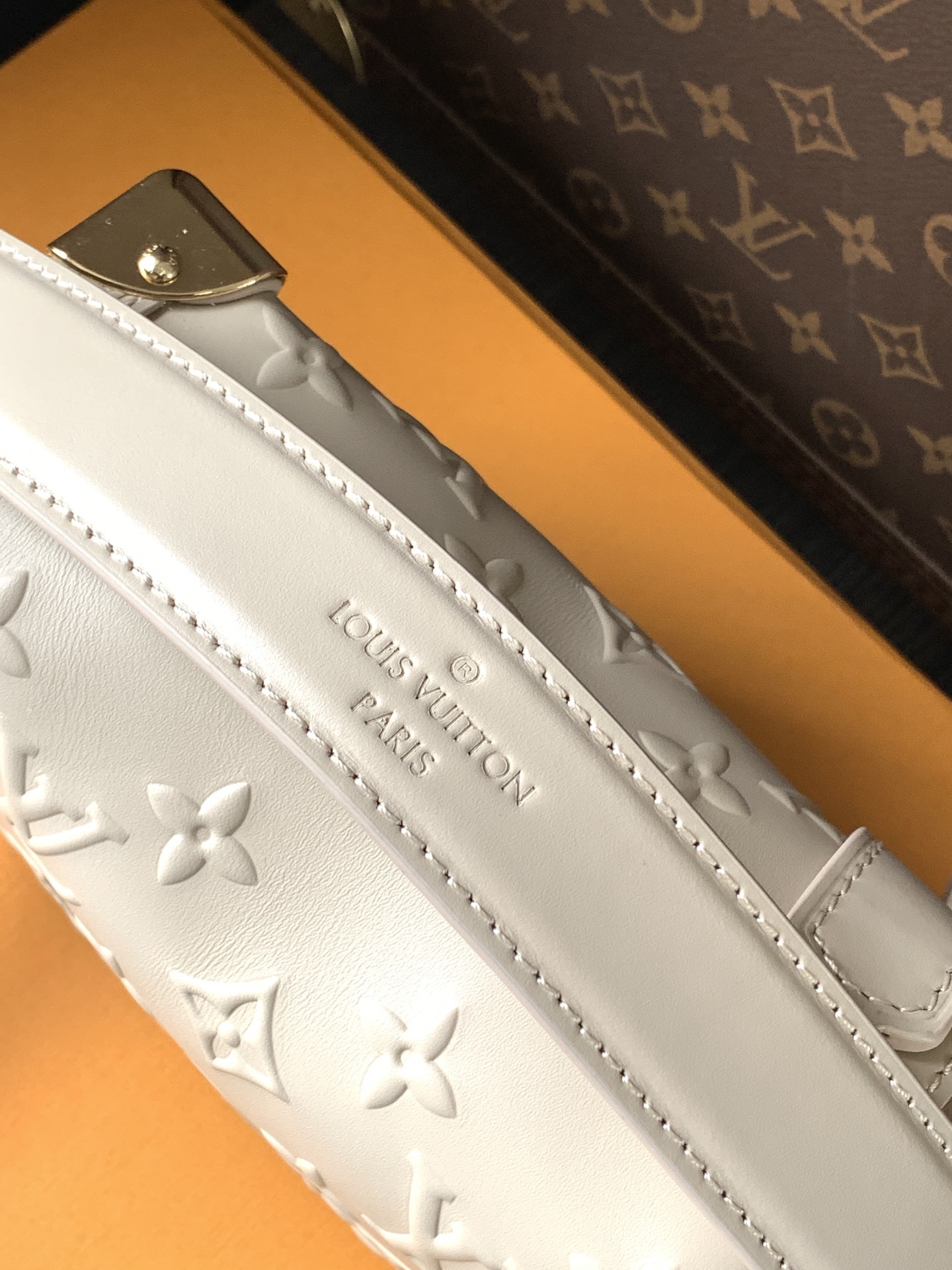 顶级原单,变码芯片M14571
本款 Side Trunk 中号手袋出自 Monogram Bold 系