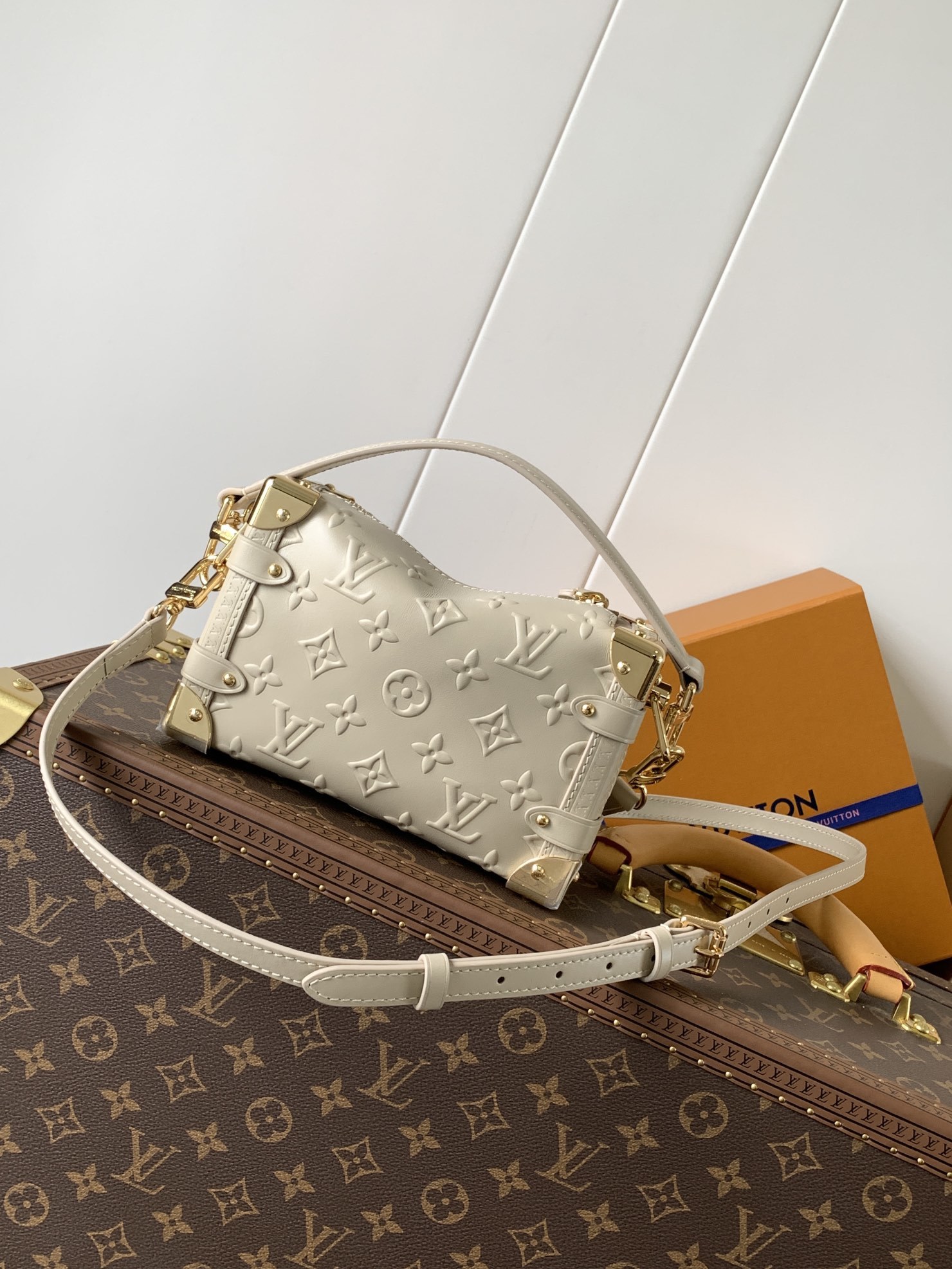 顶级原单,变码芯片M14571
本款 Side Trunk 中号手袋出自 Monogram Bold 系