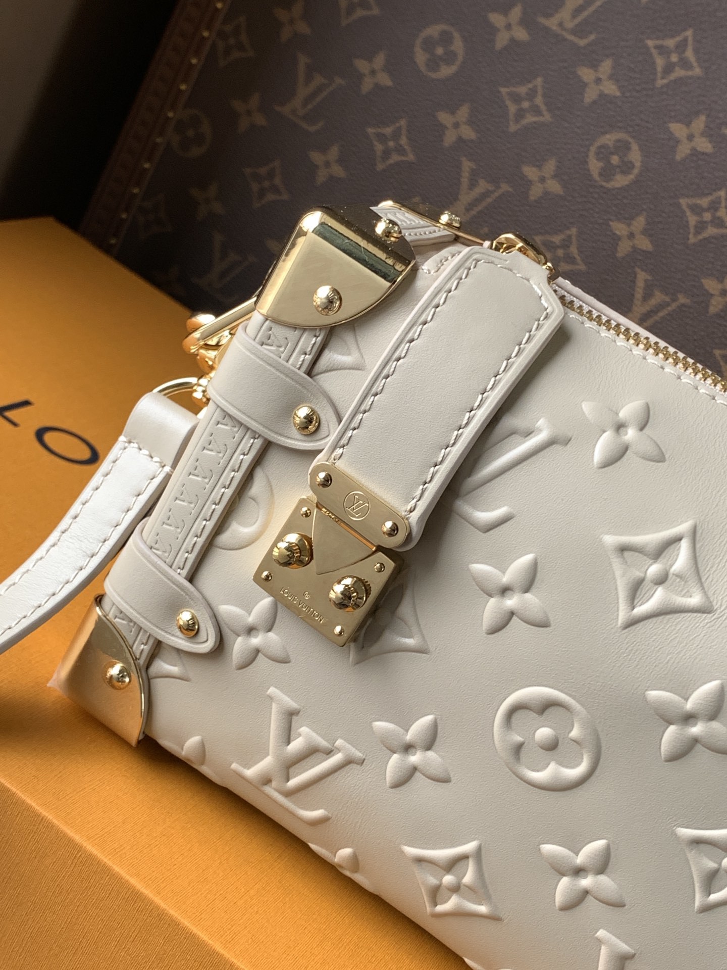 顶级原单,变码芯片M14571
本款 Side Trunk 中号手袋出自 Monogram Bold 系