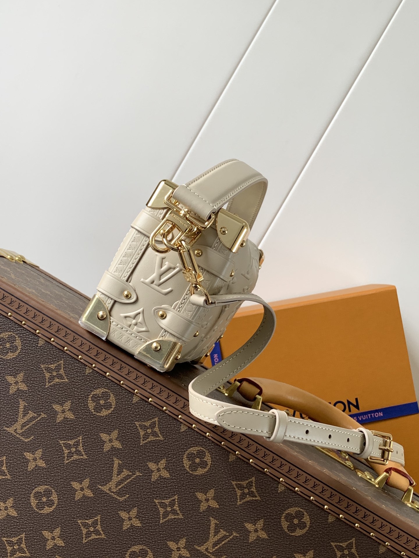 顶级原单,变码芯片M14571
本款 Side Trunk 中号手袋出自 Monogram Bold 系