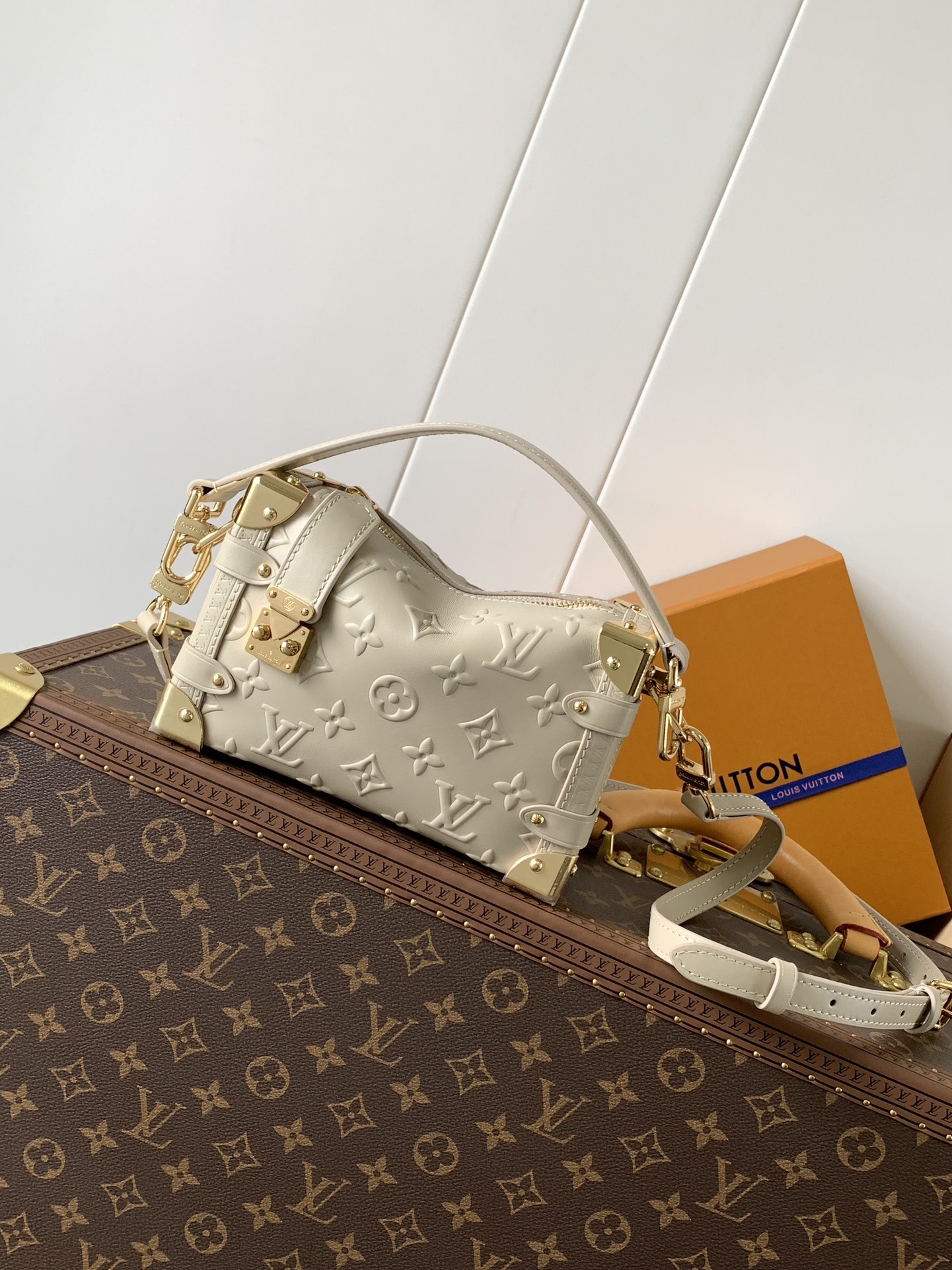 顶级原单,变码芯片M14571
本款 Side Trunk 中号手袋出自 Monogram Bold 系