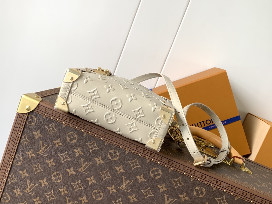 顶级原单,变码芯片M14571
本款 Side Trunk 中号手袋出自 Monogram Bold 系