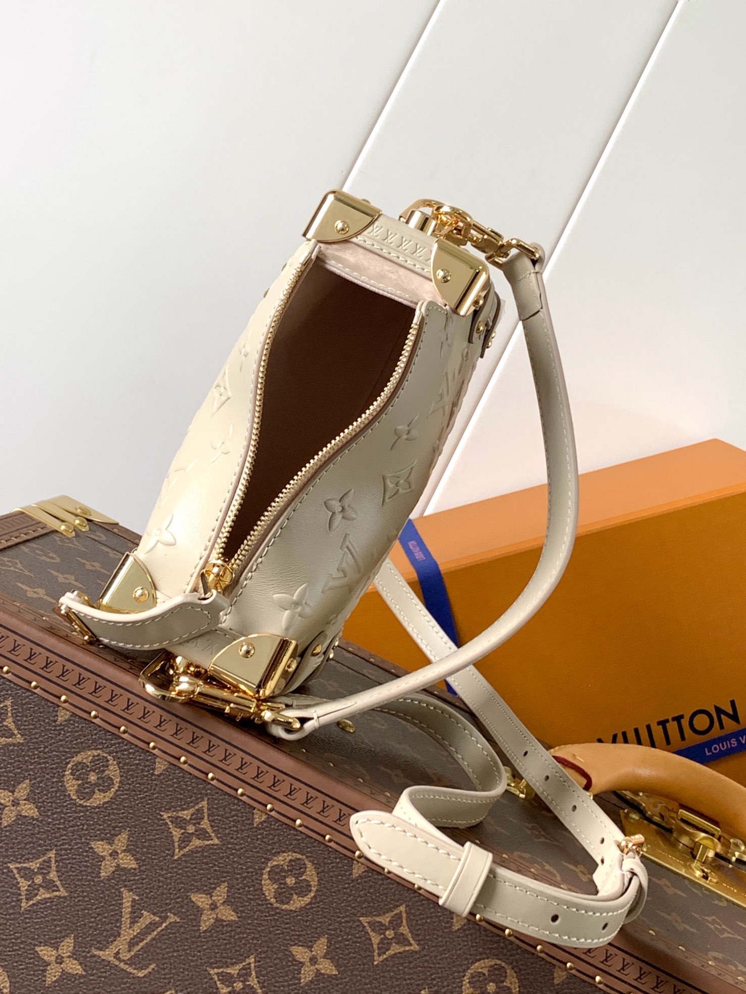 顶级原单,变码芯片M14571
本款 Side Trunk 中号手袋出自 Monogram Bold 系
