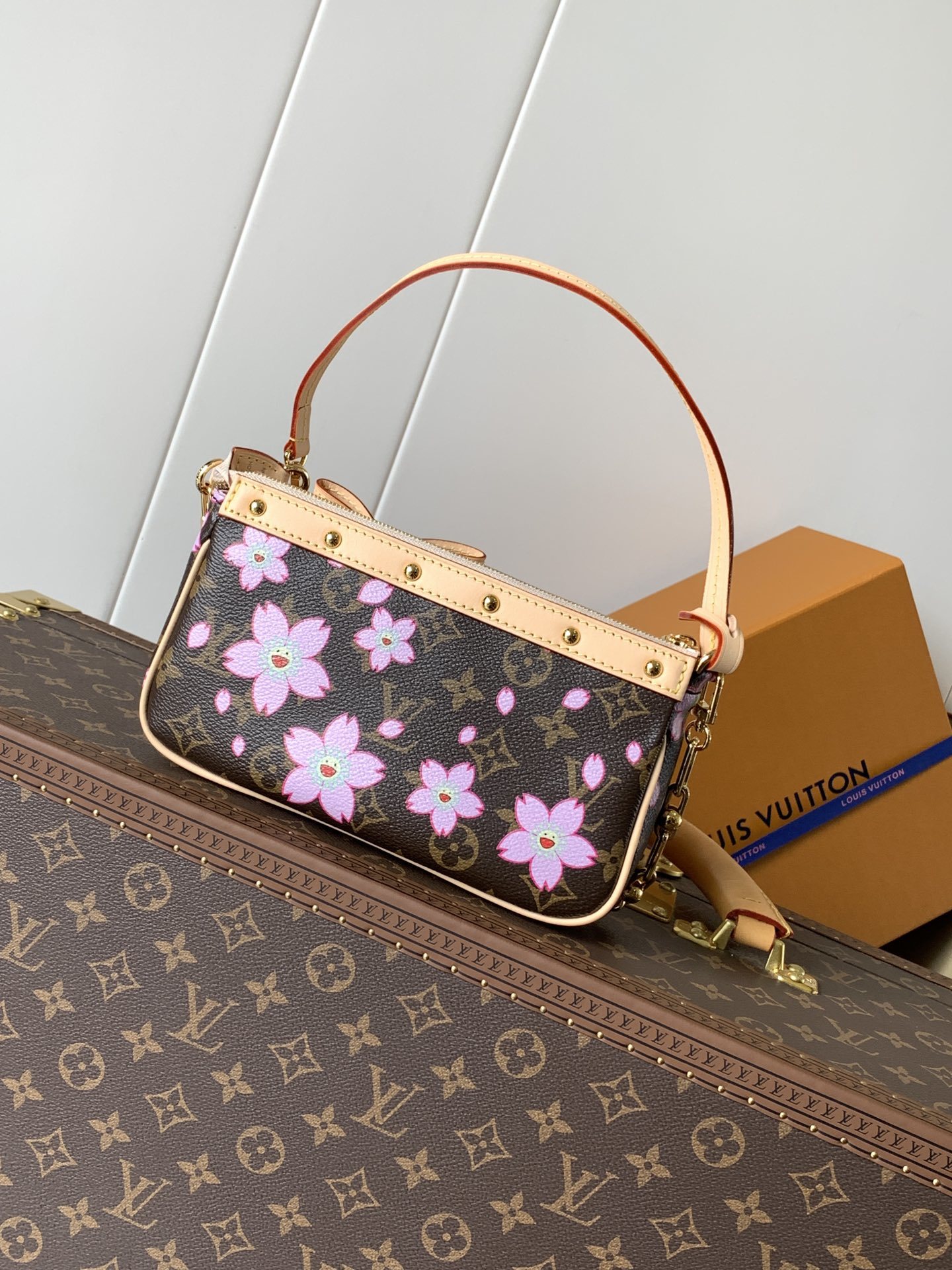 顶级原单,变码芯片M13666
本款 Pochette Accessoires 手袋为经典 Monogr