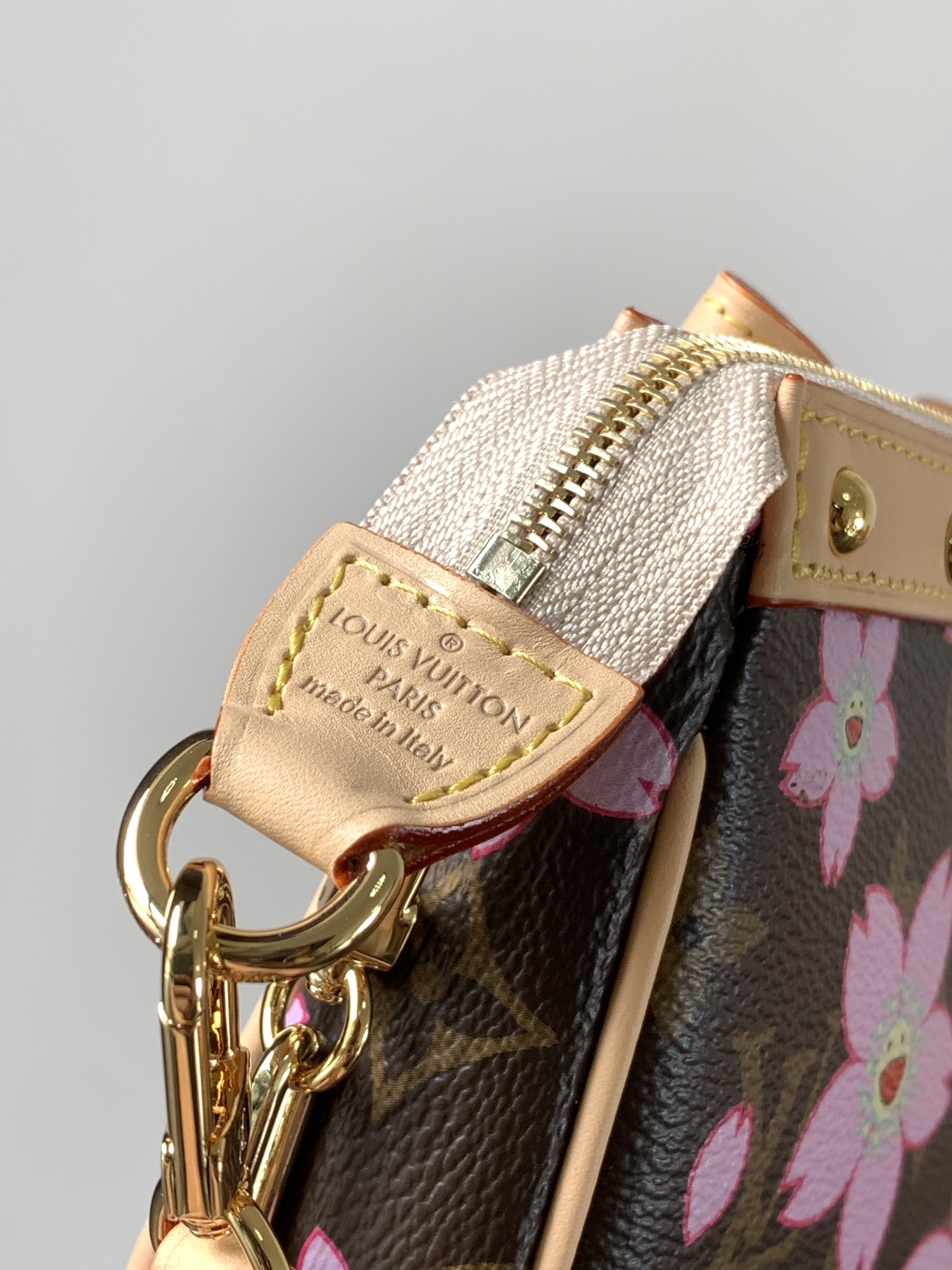顶级原单,变码芯片M13666
本款 Pochette Accessoires 手袋为经典 Monogr