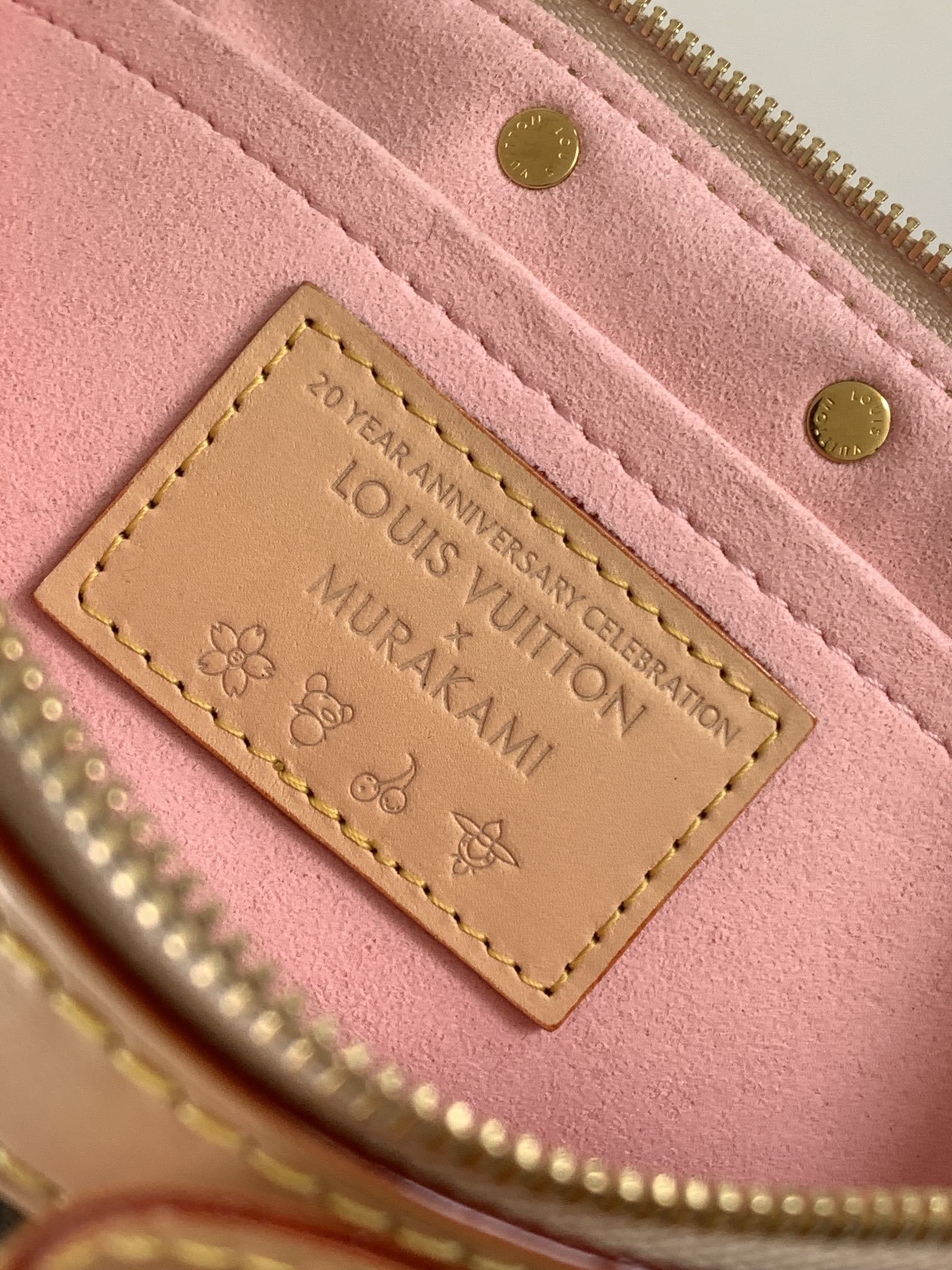 顶级原单,变码芯片M13666
本款 Pochette Accessoires 手袋为经典 Monogr