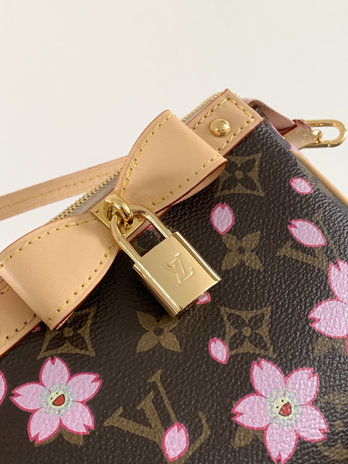 顶级原单,变码芯片M13666
本款 Pochette Accessoires 手袋为经典 Monogr