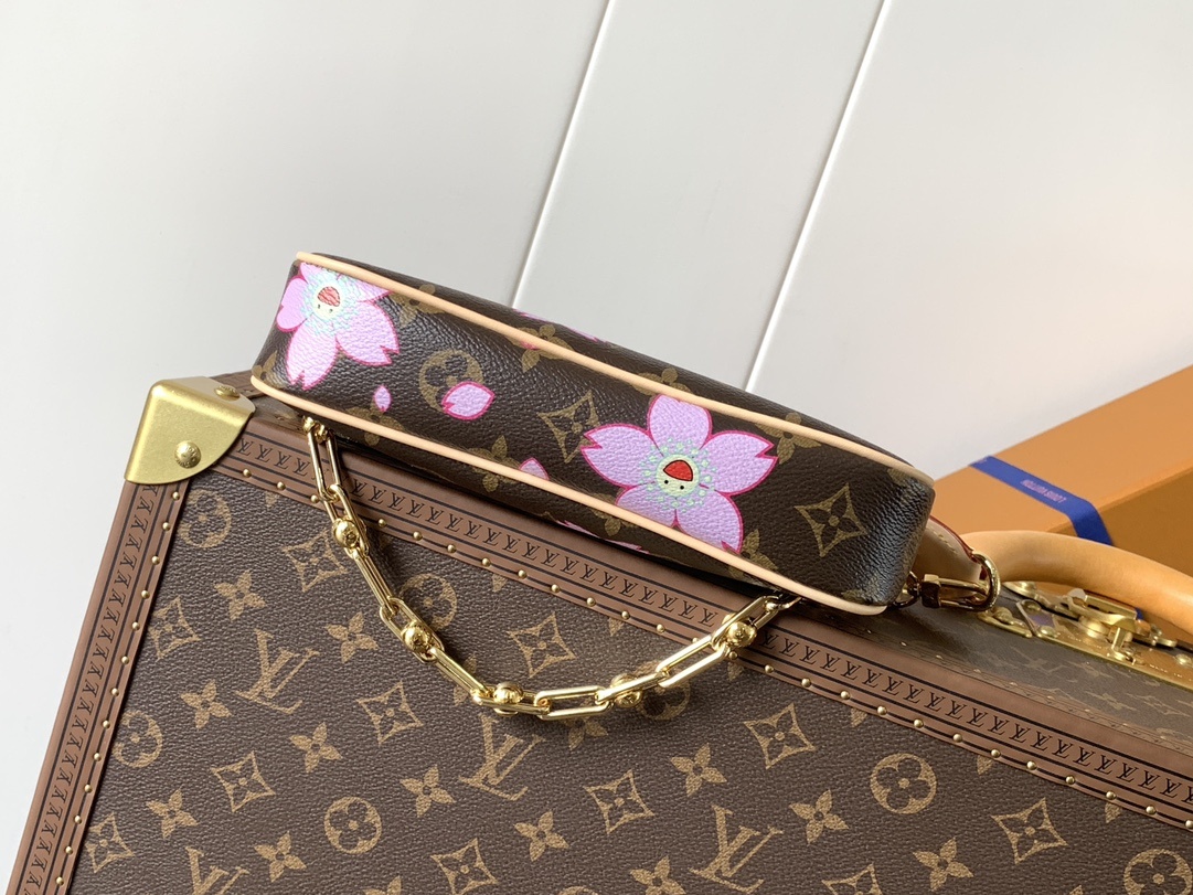 顶级原单,变码芯片M13666
本款 Pochette Accessoires 手袋为经典 Monogr