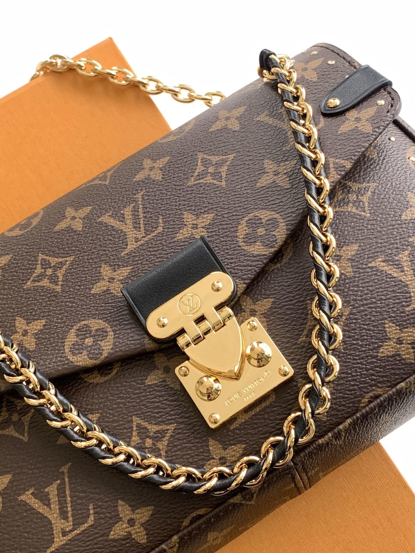 顶级原单,变码芯片M14526
Trunkie 手袋结合 Monogram 帆布和金属铆钉,搭配金属质感