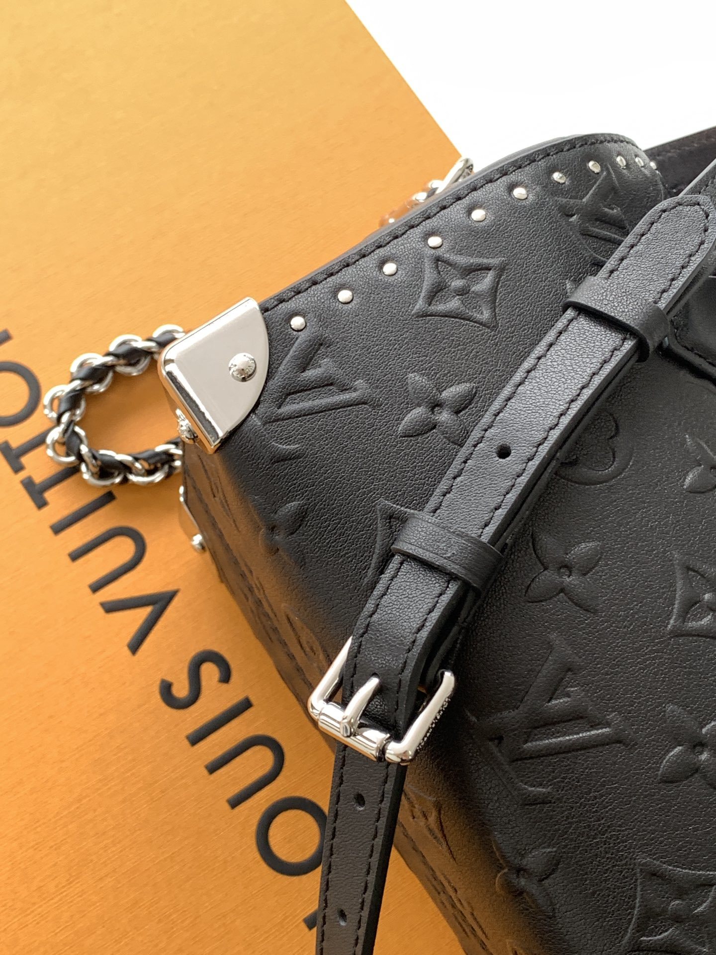 顶级原单,变码芯片 M14575
Monogram Bold Speedy 20 Trunk 手袋身披