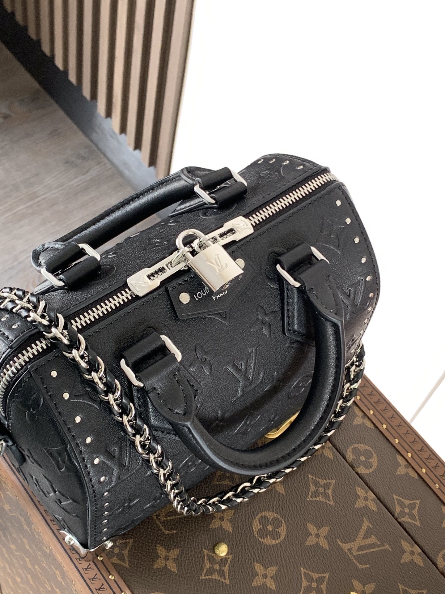 顶级原单,变码芯片 M14575
Monogram Bold Speedy 20 Trunk 手袋身披